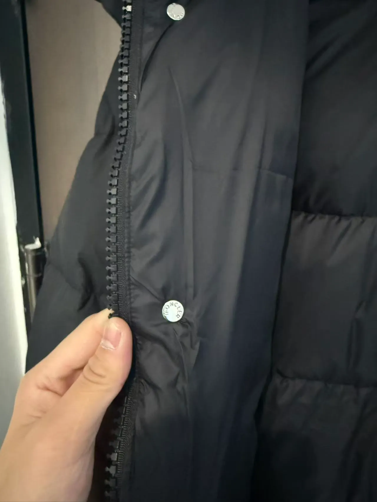 P960 (top and highest version) MONCLER masked Maya matte long couple style down jacket for men and women (highest version, original fabric, high version, high quality) Supports nfc chip induction, ①: Internally flushed with 90 white duck down, perfectly filled with direct charging technology! ②: The workmanship is exquisite, the lightness, warmth and cold protection ability are improved to the maximum, and the fluffy texture reaches the feeling of falling into your hands! ③: The sleeve arms are decorated with classic logo embroidered felt craft badges (and support NFC chip sensing) ④: Detachable hood design, the hood is full of three-dimensionality when closed, and the three labels are complete Color: Black Size: 1 2 3 4 Size 1: 90 to 120 pounds 2: 120 to 150 pounds 3: 150 to 180 pounds 4: 180 to 210 pounds