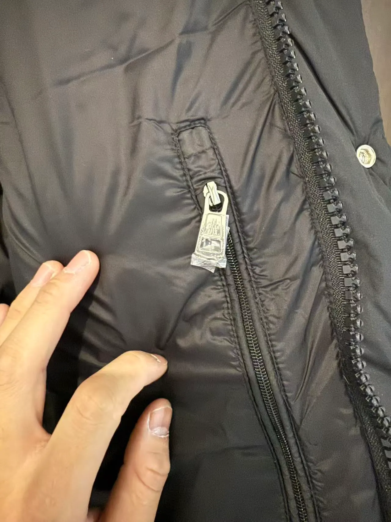 P960 (top and highest version) MONCLER masked Maya matte long couple style down jacket for men and women (highest version, original fabric, high version, high quality) Supports nfc chip induction, ①: Internally flushed with 90 white duck down, perfectly filled with direct charging technology! ②: The workmanship is exquisite, the lightness, warmth and cold protection ability are improved to the maximum, and the fluffy texture reaches the feeling of falling into your hands! ③: The sleeve arms are decorated with classic logo embroidered felt craft badges (and support NFC chip sensing) ④: Detachable hood design, the hood is full of three-dimensionality when closed, and the three labels are complete Color: Black Size: 1 2 3 4 Size 1: 90 to 120 pounds 2: 120 to 150 pounds 3: 150 to 180 pounds 4: 180 to 210 pounds