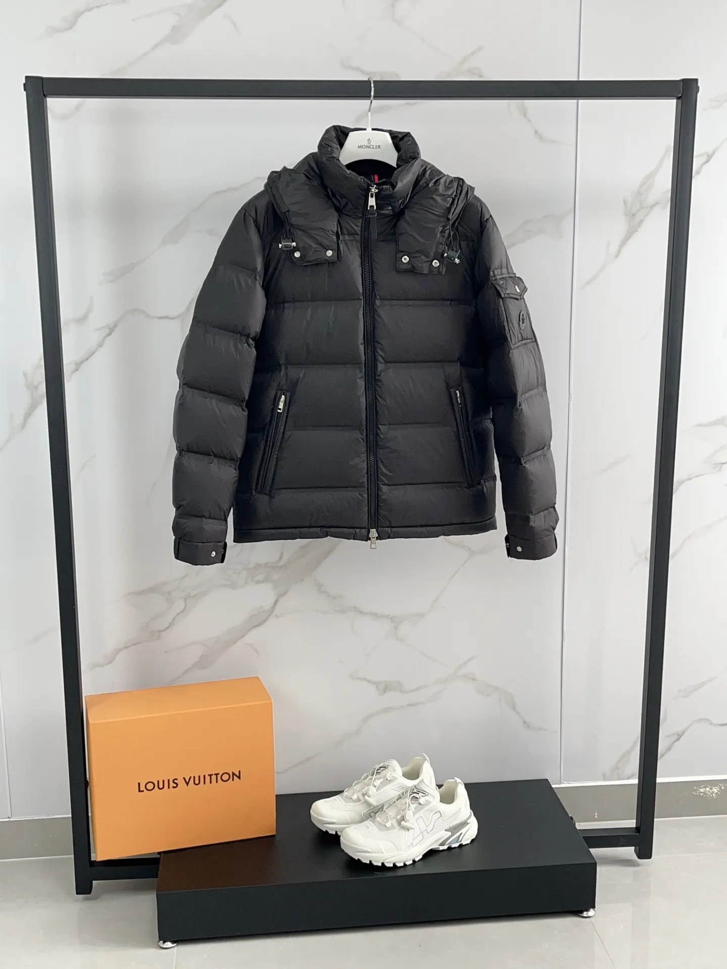 P1040 ❤️🆕𝑴𝒐𝒏𝒄𝒍𝒆𝒓｜Moncler 𝟮𝟬𝟮5 new autumn and winter products｜Matte New Maya Down Jacket Original 1:1 customized hardware accessories are all imported and original customized. Counter comparison is welcome. Absolutely high quality. Made of top 90 white goose down. Super soft. The feathers are fluffy and plump. Super heavy-duty. The fabric is well-made and has a perfect fit. Note: the fabric is super comfortable. Exclusive model. Non-market product. Same style for men and women. Color: black, navy blue, off-white. Size: 1-5