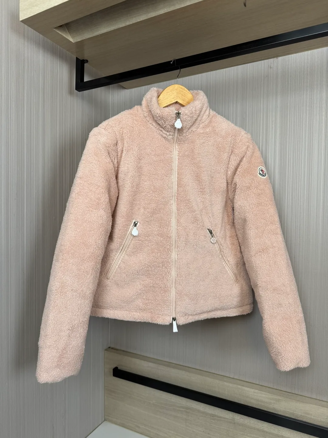 P920 Style number: 2522 Moncler This model: Polignac en teddy splicing design, filled with goose down ~ Super soft texture, delicate material for skin care ~ 2025 new color pink, gray, off-white
