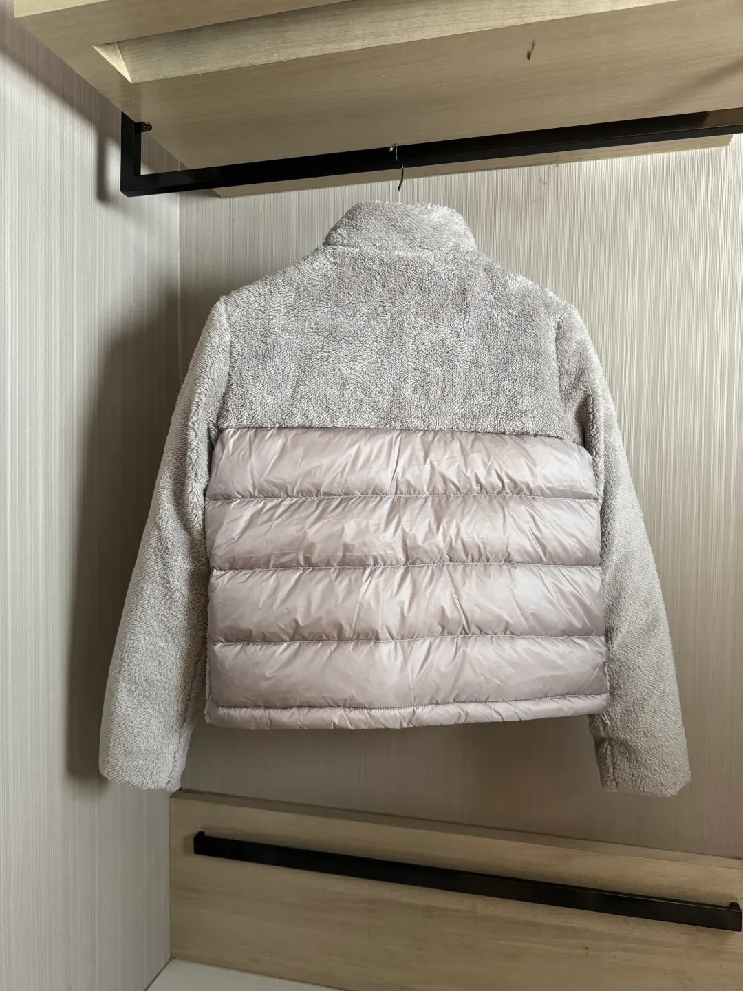 P920 Style number: 2522 Moncler This model: Polignac en teddy splicing design, filled with goose down ~ Super soft texture, delicate material for skin care ~ 2025 new color pink, gray, off-white