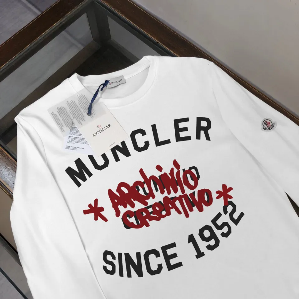 P180, a non-off-the-shelf model, you can trust it. Moncler printed long-sleeved T-shirt, 240g breathable cotton fabric, very soft and comfortable texture, does not shrink, does not deform, does not ball), can be worn alone as a base layer. Original customized accessories, collar label, care mark, hangtag, packaging (perfect details) Color: White Black Size: XS S M L