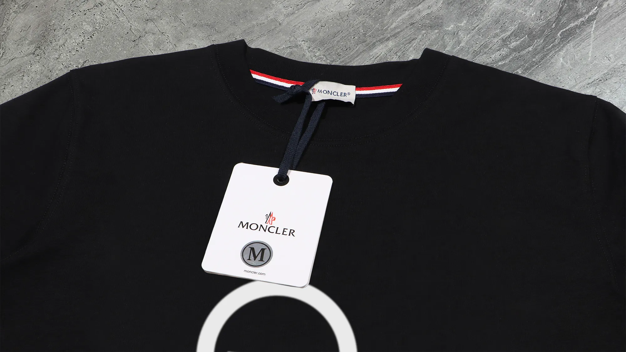 P210 High-version sweatshirt) [Long-term stock] 〖𝐌𝐎𝐍𝐂𝐋𝐄𝐑~Mask〗 Made of 440g heavy-weight fabric. It is different from the market currency. It can be matched with any variety and is properly handsome. 😎The whole dress is made of double waistcoats. The double waistcoats make the whole dress more three-dimensional. Not ordinary factories can do such fine work. 2025 Spring runway version of the T stage, on sale at the counter, round neck terry sweatshirt, high-end double-strand pure cotton, custom-made stretch ribs, dyed in the same vat, complete with three standards, matched with exquisite embroidered LOGO on the chest, simple and advanced, same style for men and women. Color: black, apricot, white, size: S M L XL 2XL