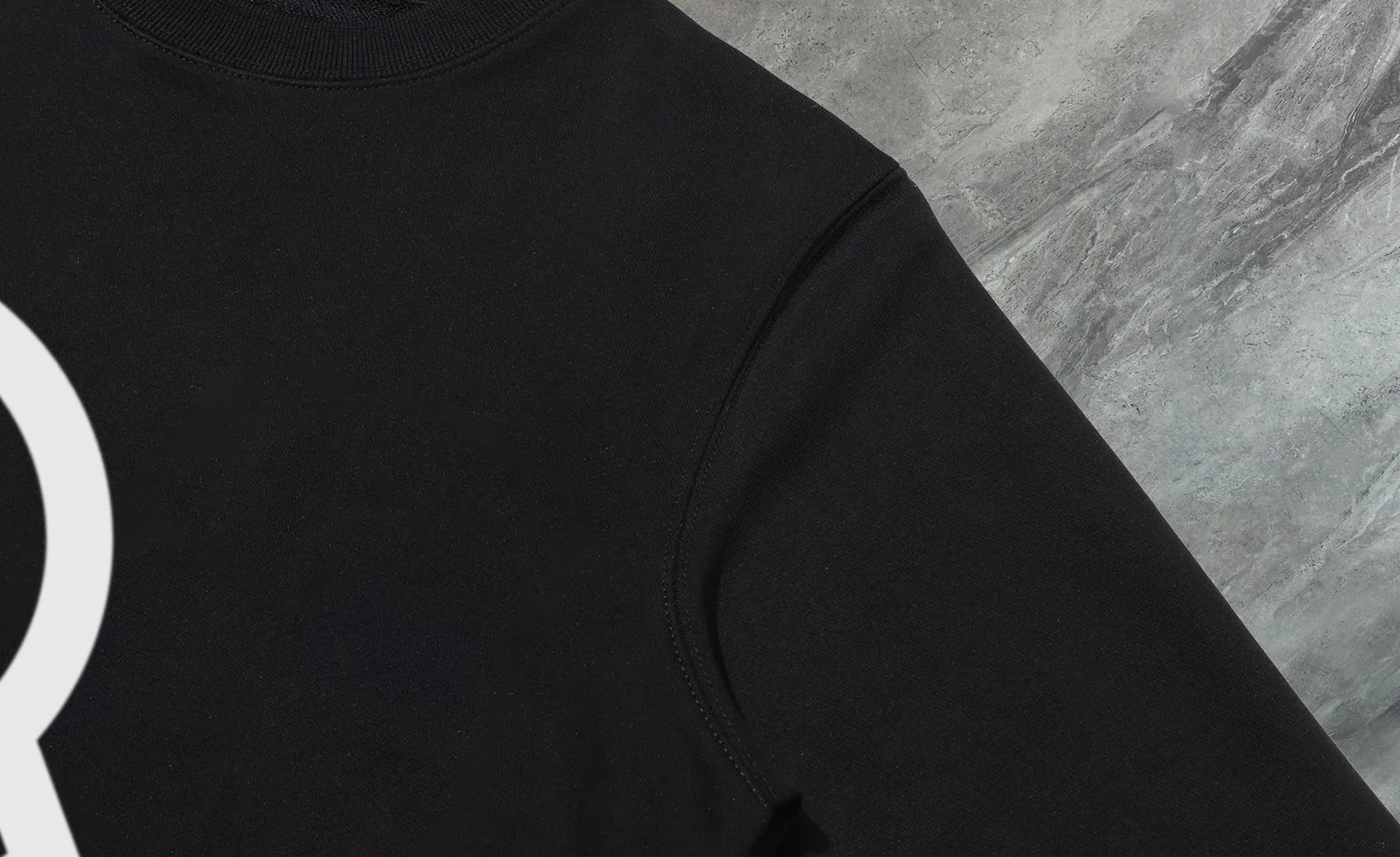 P210 High-version sweatshirt) [Long-term stock] 〖𝐌𝐎𝐍𝐂𝐋𝐄𝐑~Mask〗 Made of 440g heavy-weight fabric. It is different from the market currency. It can be matched with any variety and is properly handsome. 😎The whole dress is made of double waistcoats. The double waistcoats make the whole dress more three-dimensional. Not ordinary factories can do such fine work. 2025 Spring runway version of the T stage, on sale at the counter, round neck terry sweatshirt, high-end double-strand pure cotton, custom-made stretch ribs, dyed in the same vat, complete with three standards, matched with exquisite embroidered LOGO on the chest, simple and advanced, same style for men and women. Color: black, apricot, white, size: S M L XL 2XL