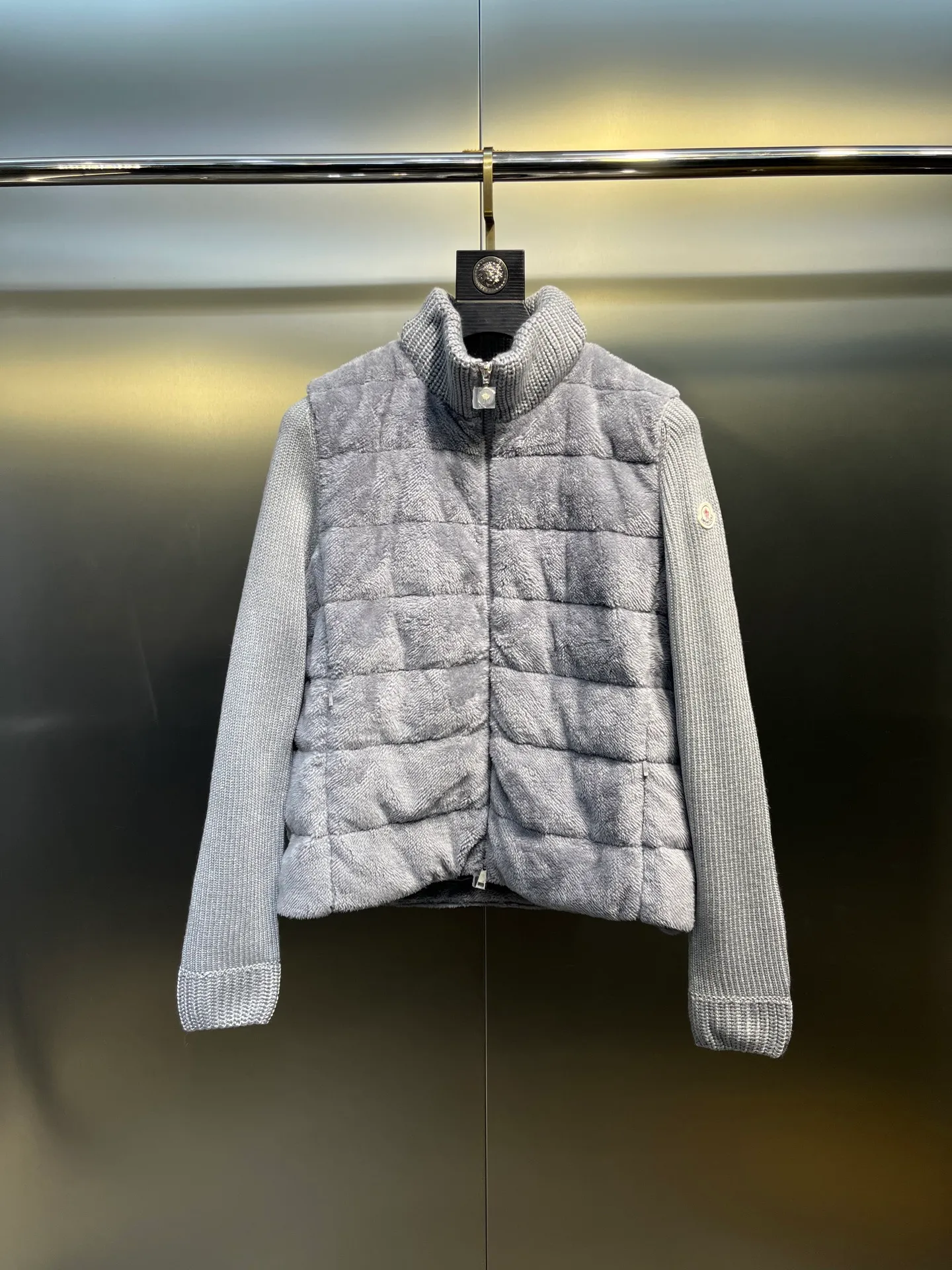 P720 Moncler 🌟 2025 early spring new Cardigan, medium-thick down jacket, the bottom of the fabric is treated with anti-drilling velvet, it is not a currency on the market, feel free to wear it! The classic quilted design outlines a slim silhouette, and the stand-up collar details enhance the temperament, while being lightweight and warm. Wear it as a layer during spring or winter, and you can easily weather the changing weather in one piece. Choose from three colors to suit your style: low-key black, pure white, high-end grey, three high-end tones, suitable for different occasions and styles. The short cut lengthens the proportion, and even a small person can wear it with long legs! High-end goose down, the choice of quality. Carefully selected high-quality goose down filling, which has both fluffiness and warmth, is light and weightless. Every detail shows craftsmanship. Color: black, pink and gray. Size: s m l