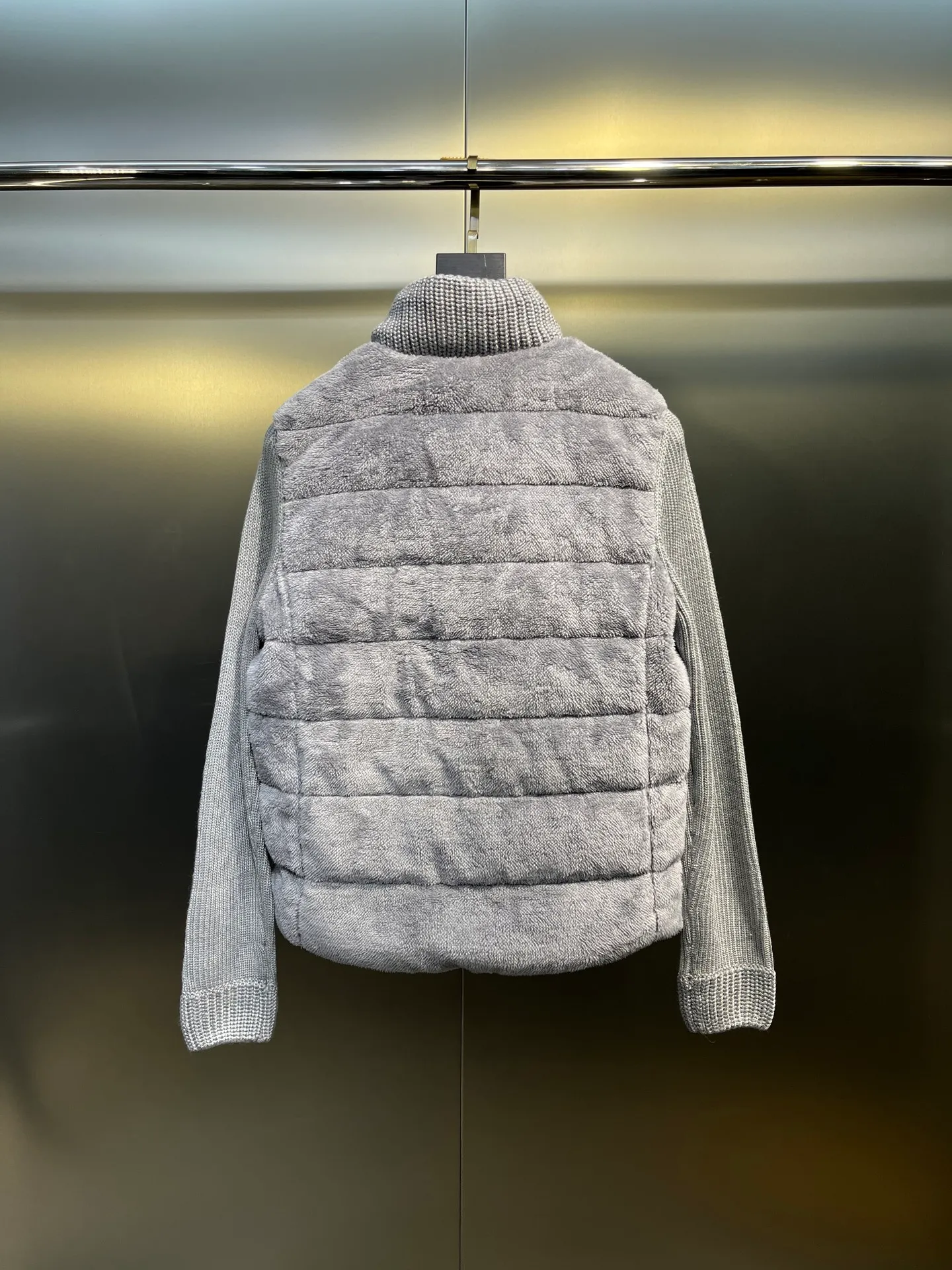 P720 Moncler 🌟 2025 early spring new Cardigan, medium-thick down jacket, the bottom of the fabric is treated with anti-drilling velvet, it is not a currency on the market, feel free to wear it! The classic quilted design outlines a slim silhouette, and the stand-up collar details enhance the temperament, while being lightweight and warm. Wear it as a layer during spring or winter, and you can easily weather the changing weather in one piece. Choose from three colors to suit your style: low-key black, pure white, high-end grey, three high-end tones, suitable for different occasions and styles. The short cut lengthens the proportion, and even a small person can wear it with long legs! High-end goose down, the choice of quality. Carefully selected high-quality goose down filling, which has both fluffiness and warmth, is light and weightless. Every detail shows craftsmanship. Color: black, pink and gray. Size: s m l