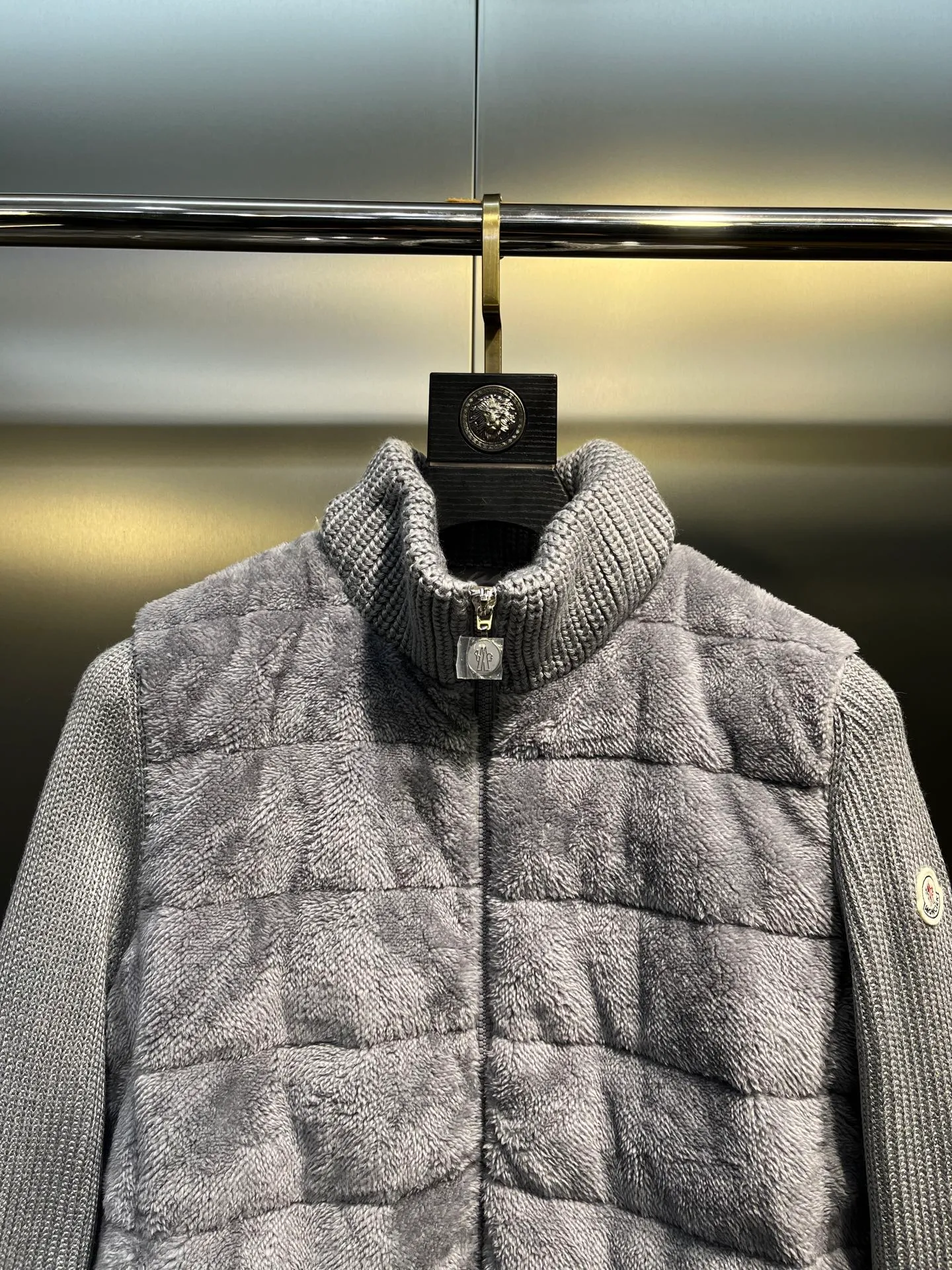 P720 Moncler 🌟 2025 early spring new Cardigan, medium-thick down jacket, the bottom of the fabric is treated with anti-drilling velvet, it is not a currency on the market, feel free to wear it! The classic quilted design outlines a slim silhouette, and the stand-up collar details enhance the temperament, while being lightweight and warm. Wear it as a layer during spring or winter, and you can easily weather the changing weather in one piece. Choose from three colors to suit your style: low-key black, pure white, high-end grey, three high-end tones, suitable for different occasions and styles. The short cut lengthens the proportion, and even a small person can wear it with long legs! High-end goose down, the choice of quality. Carefully selected high-quality goose down filling, which has both fluffiness and warmth, is light and weightless. Every detail shows craftsmanship. Color: black, pink and gray. Size: s m l
