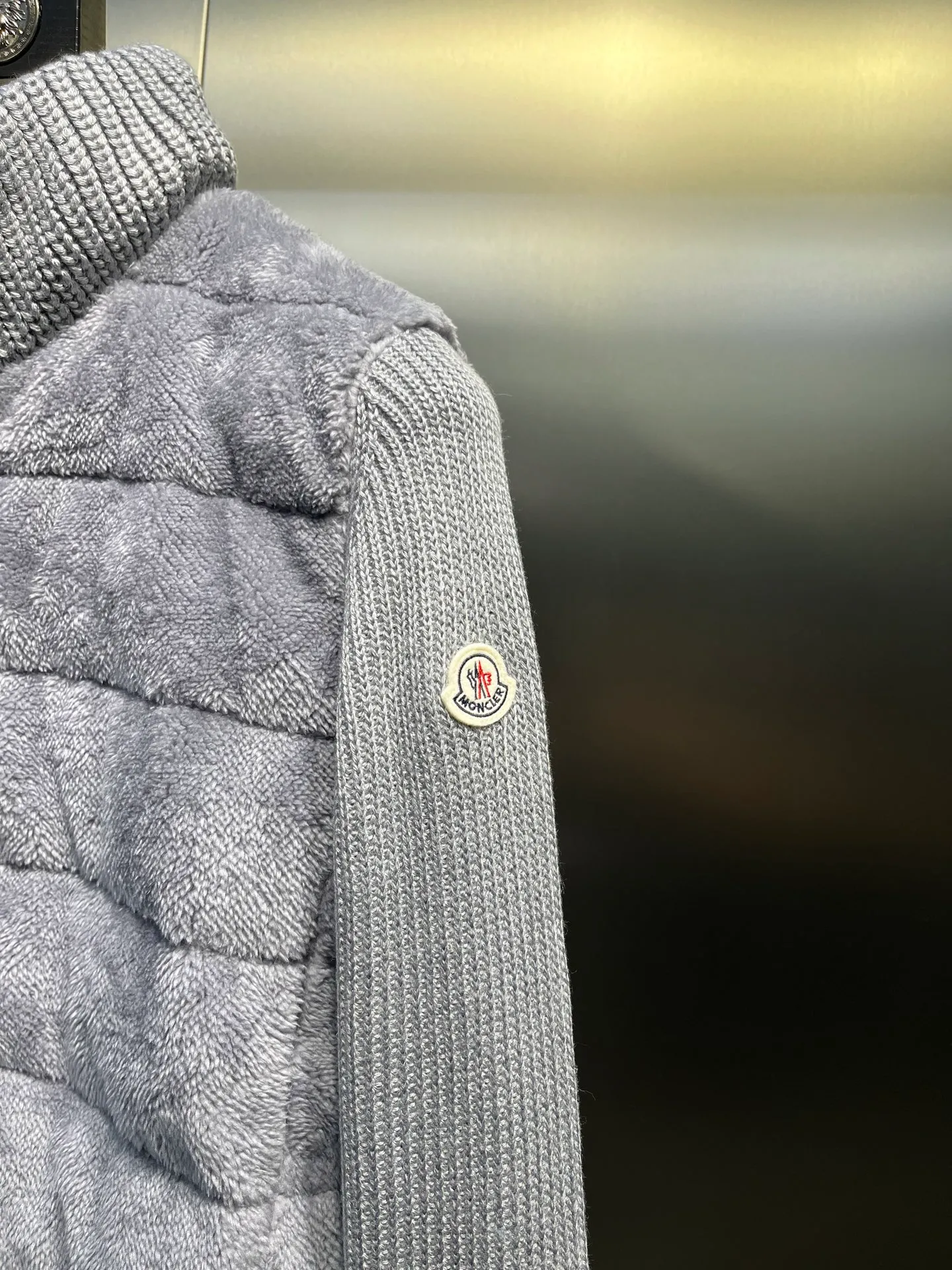 P720 Moncler 🌟 2025 early spring new Cardigan, medium-thick down jacket, the bottom of the fabric is treated with anti-drilling velvet, it is not a currency on the market, feel free to wear it! The classic quilted design outlines a slim silhouette, and the stand-up collar details enhance the temperament, while being lightweight and warm. Wear it as a layer during spring or winter, and you can easily weather the changing weather in one piece. Choose from three colors to suit your style: low-key black, pure white, high-end grey, three high-end tones, suitable for different occasions and styles. The short cut lengthens the proportion, and even a small person can wear it with long legs! High-end goose down, the choice of quality. Carefully selected high-quality goose down filling, which has both fluffiness and warmth, is light and weightless. Every detail shows craftsmanship. Color: black, pink and gray. Size: s m l