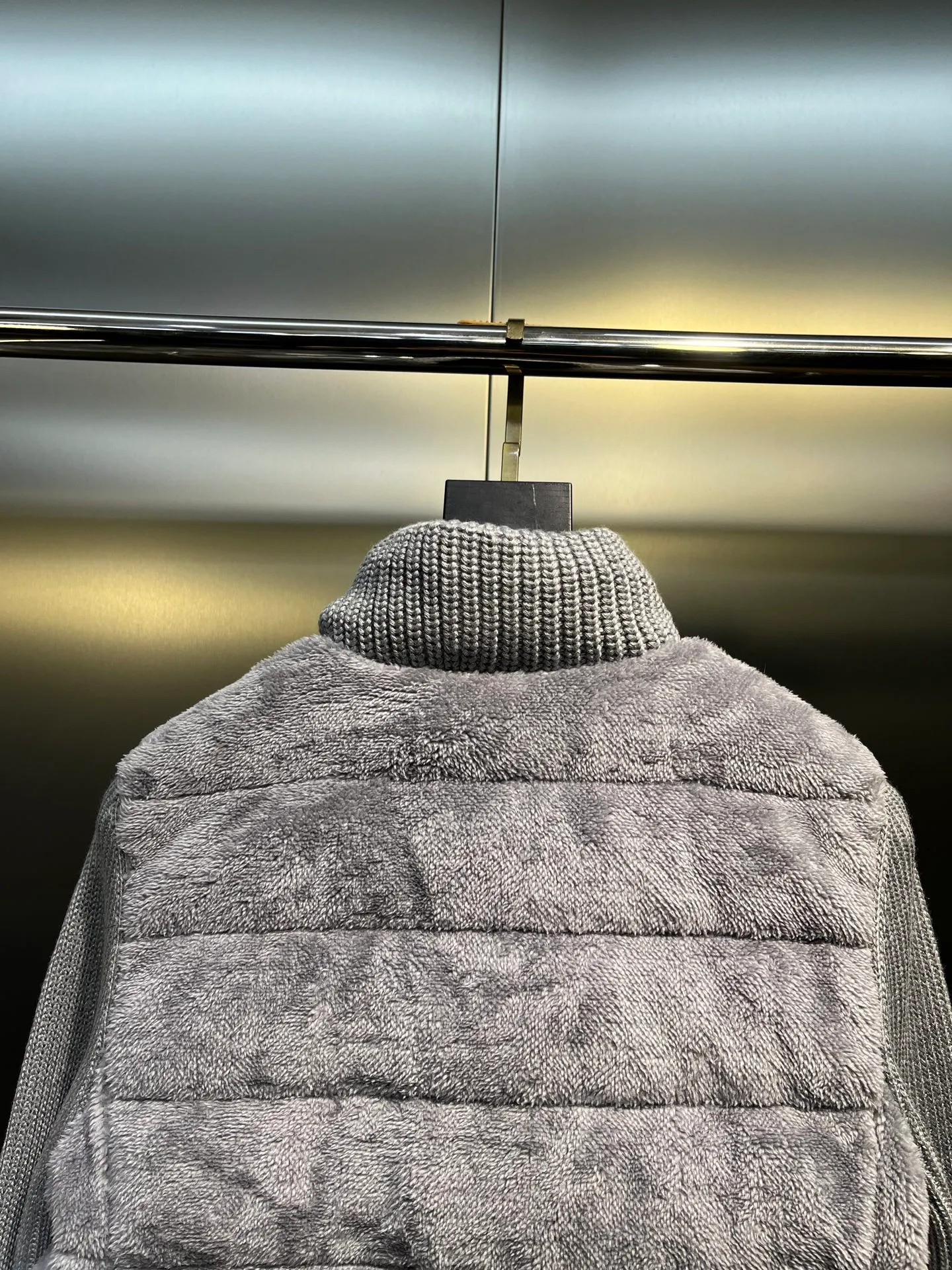 P720 Moncler 🌟 2025 early spring new Cardigan, medium-thick down jacket, the bottom of the fabric is treated with anti-drilling velvet, it is not a currency on the market, feel free to wear it! The classic quilted design outlines a slim silhouette, and the stand-up collar details enhance the temperament, while being lightweight and warm. Wear it as a layer during spring or winter, and you can easily weather the changing weather in one piece. Choose from three colors to suit your style: low-key black, pure white, high-end grey, three high-end tones, suitable for different occasions and styles. The short cut lengthens the proportion, and even a small person can wear it with long legs! High-end goose down, the choice of quality. Carefully selected high-quality goose down filling, which has both fluffiness and warmth, is light and weightless. Every detail shows craftsmanship. Color: black, pink and gray. Size: s m l