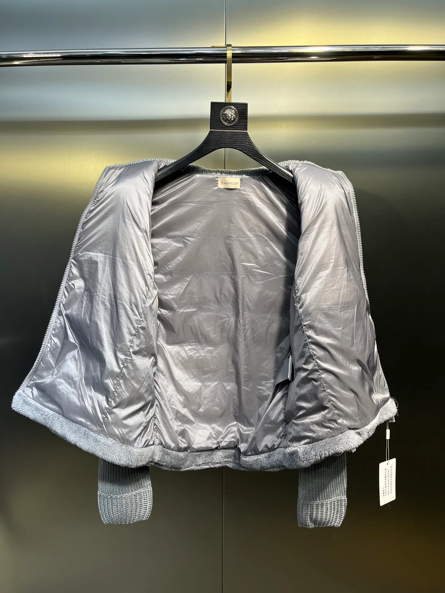 P720 Moncler 🌟 2025 early spring new Cardigan, medium-thick down jacket, the bottom of the fabric is treated with anti-drilling velvet, it is not a currency on the market, feel free to wear it! The classic quilted design outlines a slim silhouette, and the stand-up collar details enhance the temperament, while being lightweight and warm. Wear it as a layer during spring or winter, and you can easily weather the changing weather in one piece. Choose from three colors to suit your style: low-key black, pure white, high-end grey, three high-end tones, suitable for different occasions and styles. The short cut lengthens the proportion, and even a small person can wear it with long legs! High-end goose down, the choice of quality. Carefully selected high-quality goose down filling, which has both fluffiness and warmth, is light and weightless. Every detail shows craftsmanship. Color: black, pink and gray. Size: s m l