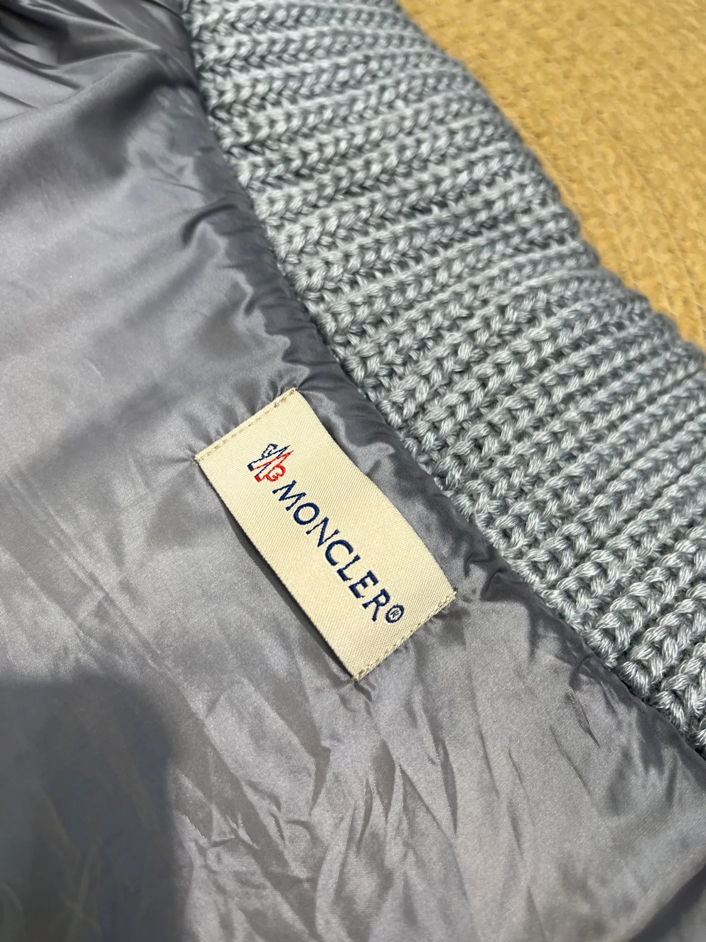 P720 Moncler 🌟 2025 early spring new Cardigan, medium-thick down jacket, the bottom of the fabric is treated with anti-drilling velvet, it is not a currency on the market, feel free to wear it! The classic quilted design outlines a slim silhouette, and the stand-up collar details enhance the temperament, while being lightweight and warm. Wear it as a layer during spring or winter, and you can easily weather the changing weather in one piece. Choose from three colors to suit your style: low-key black, pure white, high-end grey, three high-end tones, suitable for different occasions and styles. The short cut lengthens the proportion, and even a small person can wear it with long legs! High-end goose down, the choice of quality. Carefully selected high-quality goose down filling, which has both fluffiness and warmth, is light and weightless. Every detail shows craftsmanship. Color: black, pink and gray. Size: s m l