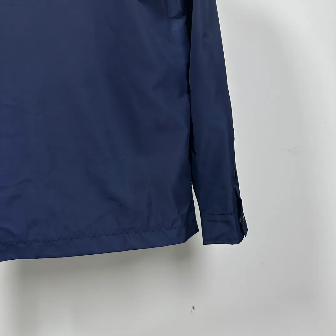 P310 model number: Z01 Moncler logo zipper shirt jacket. Customized high-quality cotton hidden pattern gabardine. Full of texture. Comfortable and close to the skin. The brown tone exudes restrained tenderness. The iconic Moncler logo embroidered logo is embellished on it to increase brand recognition. Simple and smooth lines. The zipper opening and closing also follows the minimalist principle. Use simplicity as the pen and texture as the ink. Use the simplest elements to outline the most moving fashion picture. Process 1: Use imported special machine infrared to locate the "Moncler logo embroidery", the position is more accurate and strong. Process 2: Template machine to open the bag. The preset template guides the position, shape and size of the bag opening. The accuracy ensures the quality of the bag opening effect. Process 3: The fabrics have been washed and have a better hand feel. Not easy to deform, not easy to shrink, not easy to fade, and maintain long-term beauty. Color: navy black Size: S-XL