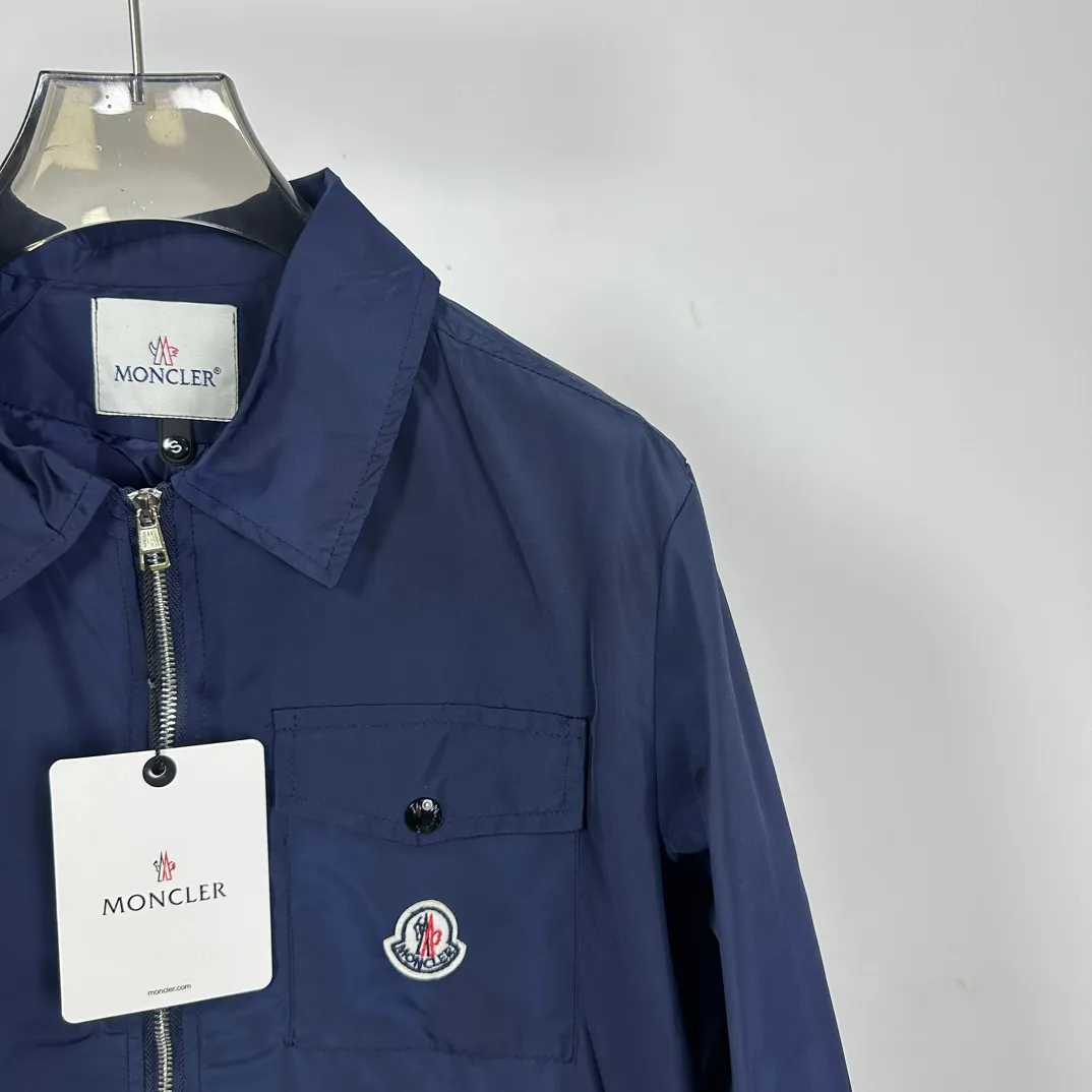 P310 model number: Z01 Moncler logo zipper shirt jacket. Customized high-quality cotton hidden pattern gabardine. Full of texture. Comfortable and close to the skin. The brown tone exudes restrained tenderness. The iconic Moncler logo embroidered logo is embellished on it to increase brand recognition. Simple and smooth lines. The zipper opening and closing also follows the minimalist principle. Use simplicity as the pen and texture as the ink. Use the simplest elements to outline the most moving fashion picture. Process 1: Use imported special machine infrared to locate the "Moncler logo embroidery", the position is more accurate and strong. Process 2: Template machine to open the bag. The preset template guides the position, shape and size of the bag opening. The accuracy ensures the quality of the bag opening effect. Process 3: The fabrics have been washed and have a better hand feel. Not easy to deform, not easy to shrink, not easy to fade, and maintain long-term beauty. Color: navy black Size: S-XL
