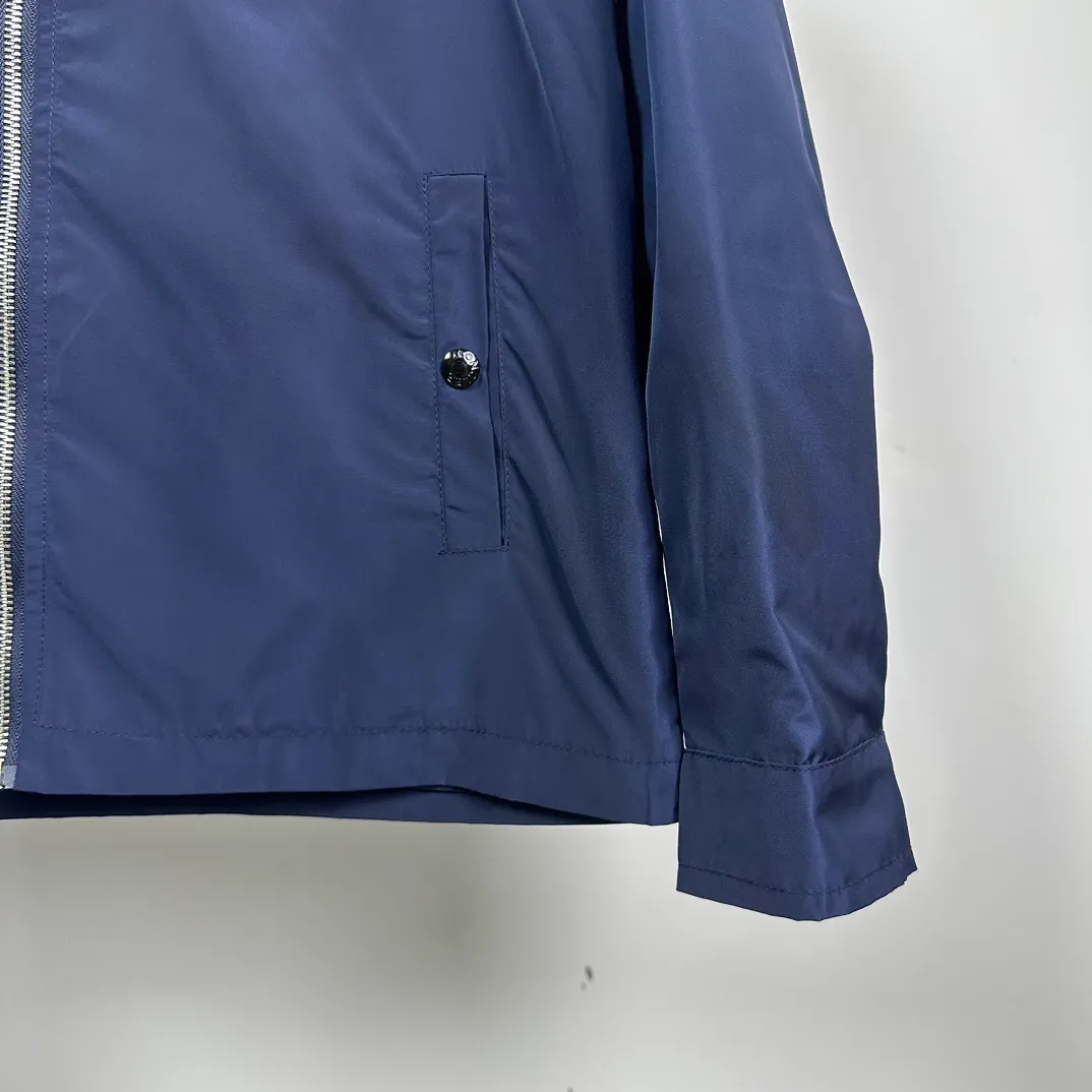 P310 model number: Z01 Moncler logo zipper shirt jacket. Customized high-quality cotton hidden pattern gabardine. Full of texture. Comfortable and close to the skin. The brown tone exudes restrained tenderness. The iconic Moncler logo embroidered logo is embellished on it to increase brand recognition. Simple and smooth lines. The zipper opening and closing also follows the minimalist principle. Use simplicity as the pen and texture as the ink. Use the simplest elements to outline the most moving fashion picture. Process 1: Use imported special machine infrared to locate the "Moncler logo embroidery", the position is more accurate and strong. Process 2: Template machine to open the bag. The preset template guides the position, shape and size of the bag opening. The accuracy ensures the quality of the bag opening effect. Process 3: The fabrics have been washed and have a better hand feel. Not easy to deform, not easy to shrink, not easy to fade, and maintain long-term beauty. Color: navy black Size: S-XL