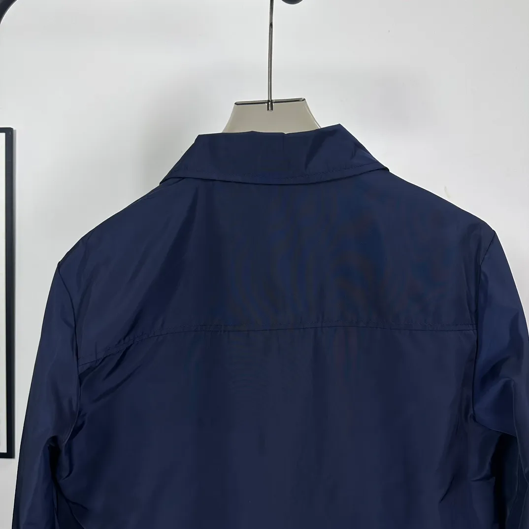 P310 model number: Z01 Moncler logo zipper shirt jacket. Customized high-quality cotton hidden pattern gabardine. Full of texture. Comfortable and close to the skin. The brown tone exudes restrained tenderness. The iconic Moncler logo embroidered logo is embellished on it to increase brand recognition. Simple and smooth lines. The zipper opening and closing also follows the minimalist principle. Use simplicity as the pen and texture as the ink. Use the simplest elements to outline the most moving fashion picture. Process 1: Use imported special machine infrared to locate the "Moncler logo embroidery", the position is more accurate and strong. Process 2: Template machine to open the bag. The preset template guides the position, shape and size of the bag opening. The accuracy ensures the quality of the bag opening effect. Process 3: The fabrics have been washed and have a better hand feel. Not easy to deform, not easy to shrink, not easy to fade, and maintain long-term beauty. Color: navy black Size: S-XL