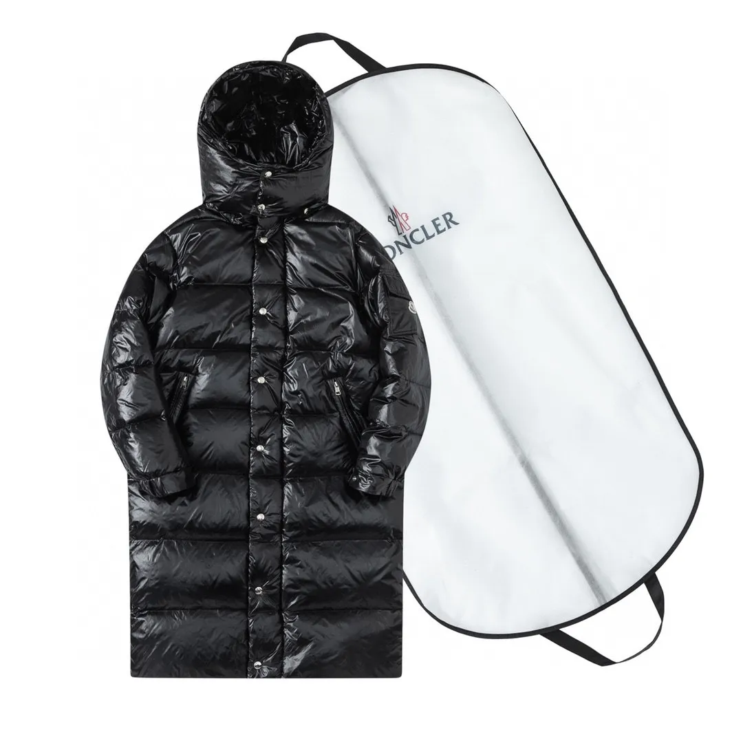 P880 (with dust bag) Moncler / Long Maya Walking Quilt, super popular! The latest product of French Yuhuang FW is the long hooded down jacket. It has a cut-and-stitch design. It is a super thick bread jacket with great personality and design. The lengthened version above the knee has an excellent effect of hiding the flesh, and it also shows the tall figure. It is simply the best choice for trendy products! This long quilted jacket is made from lightweight shell and filled with cozy down and feathers for warmth in the coldest winter months. The removable hood at the funnel neckline provides extra coverage. It is a must-have down jacket when the weather gets cold. It is absolutely slim and slim~ The hood is detachable! Size: 1-2-3-4