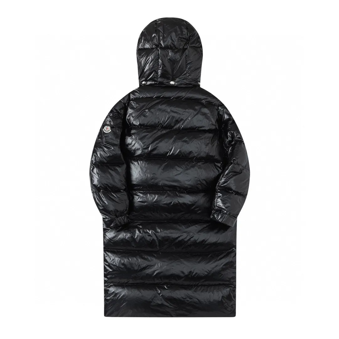 P880 (with dust bag) Moncler / Long Maya Walking Quilt, super popular! The latest product of French Yuhuang FW is the long hooded down jacket. It has a cut-and-stitch design. It is a super thick bread jacket with great personality and design. The lengthened version above the knee has an excellent effect of hiding the flesh, and it also shows the tall figure. It is simply the best choice for trendy products! This long quilted jacket is made from lightweight shell and filled with cozy down and feathers for warmth in the coldest winter months. The removable hood at the funnel neckline provides extra coverage. It is a must-have down jacket when the weather gets cold. It is absolutely slim and slim~ The hood is detachable! Size: 1-2-3-4