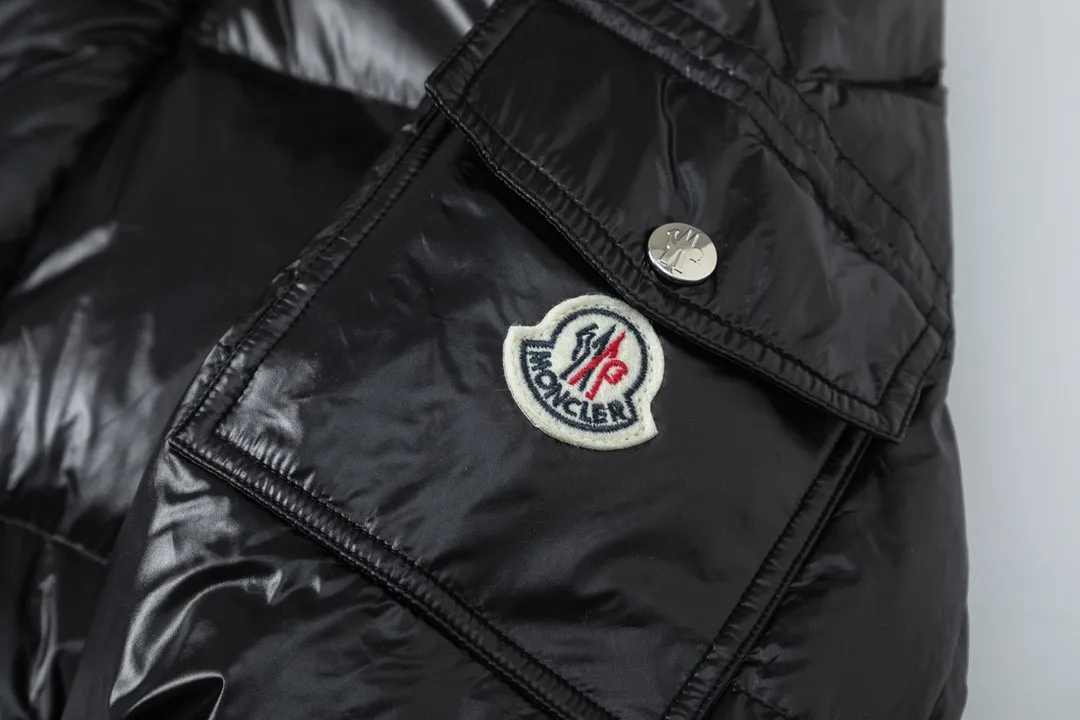 P880 (with dust bag) Moncler / Long Maya Walking Quilt, super popular! The latest product of French Yuhuang FW is the long hooded down jacket. It has a cut-and-stitch design. It is a super thick bread jacket with great personality and design. The lengthened version above the knee has an excellent effect of hiding the flesh, and it also shows the tall figure. It is simply the best choice for trendy products! This long quilted jacket is made from lightweight shell and filled with cozy down and feathers for warmth in the coldest winter months. The removable hood at the funnel neckline provides extra coverage. It is a must-have down jacket when the weather gets cold. It is absolutely slim and slim~ The hood is detachable! Size: 1-2-3-4