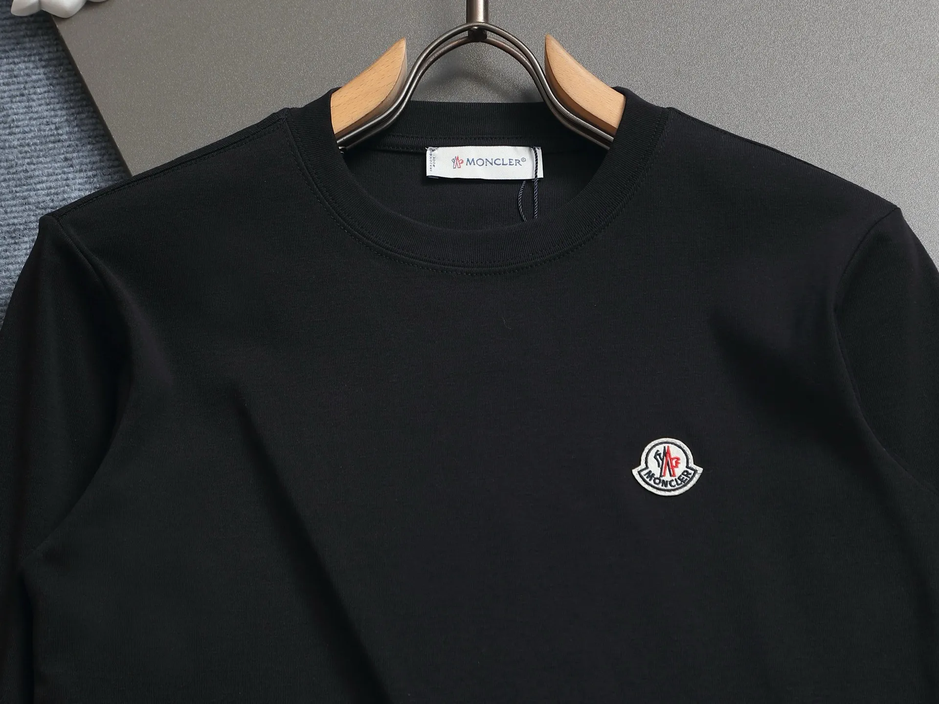 P180 MONCLER Mouth Mouth Minimalist Classic Badge Logo Exquisitely Upgraded, Inspired by the 1980s Retro Original Fabric Official Same Style Bottoming Shirt Customized 340g vat-dyed fabric Very comfortable to the touch Synchronized with spring and summer brick cabinets Fashionable and individual Super versatile and good-looking Suitable for both men and women A must-have for everyone Hang tag Collar label Washed wheat Complete with three labels Color: White Black Green Khaki Size: SMLXL