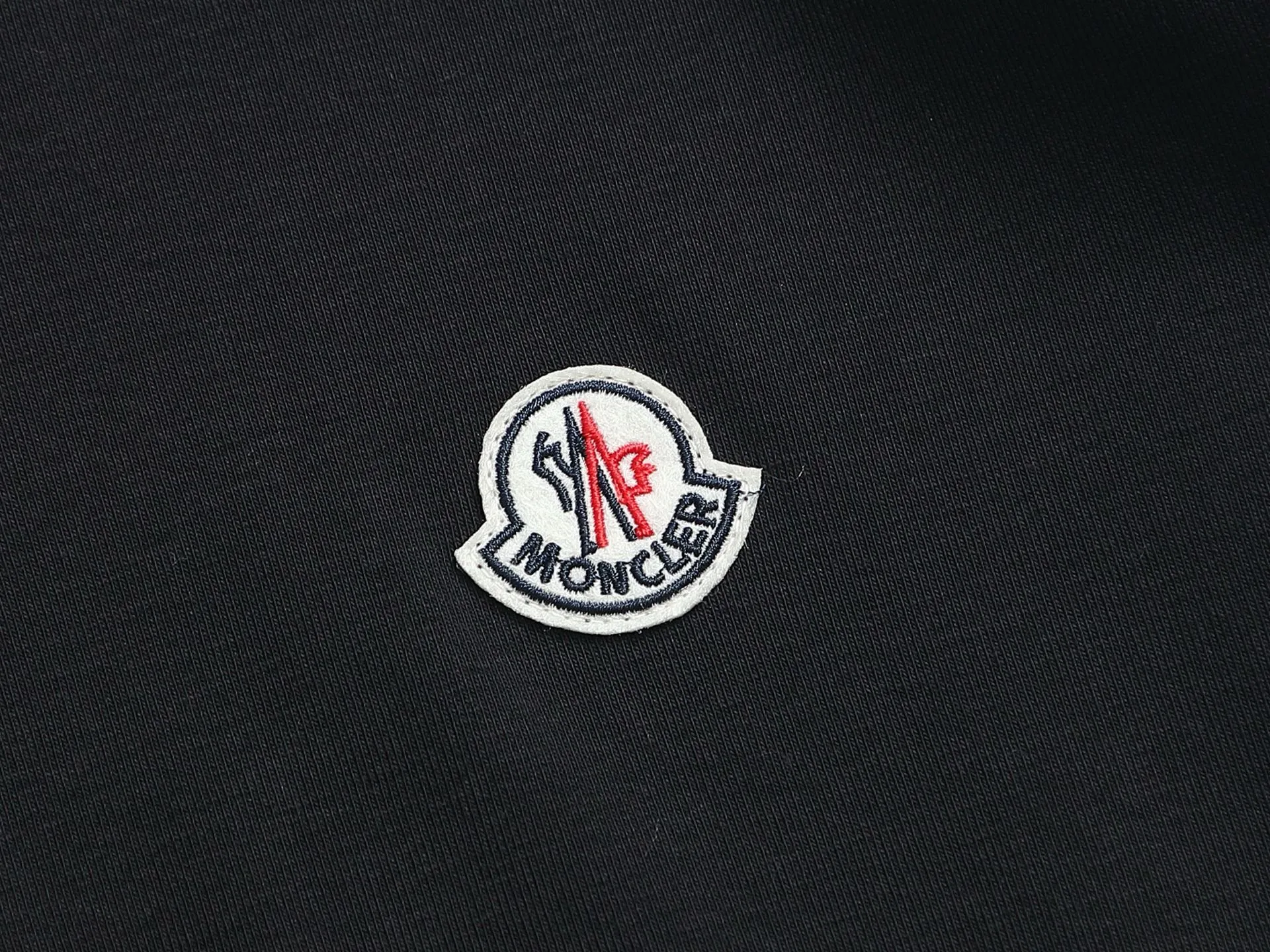P180 MONCLER Mouth Mouth Minimalist Classic Badge Logo Exquisitely Upgraded, Inspired by the 1980s Retro Original Fabric Official Same Style Bottoming Shirt Customized 340g vat-dyed fabric Very comfortable to the touch Synchronized with spring and summer brick cabinets Fashionable and individual Super versatile and good-looking Suitable for both men and women A must-have for everyone Hang tag Collar label Washed wheat Complete with three labels Color: White Black Green Khaki Size: SMLXL