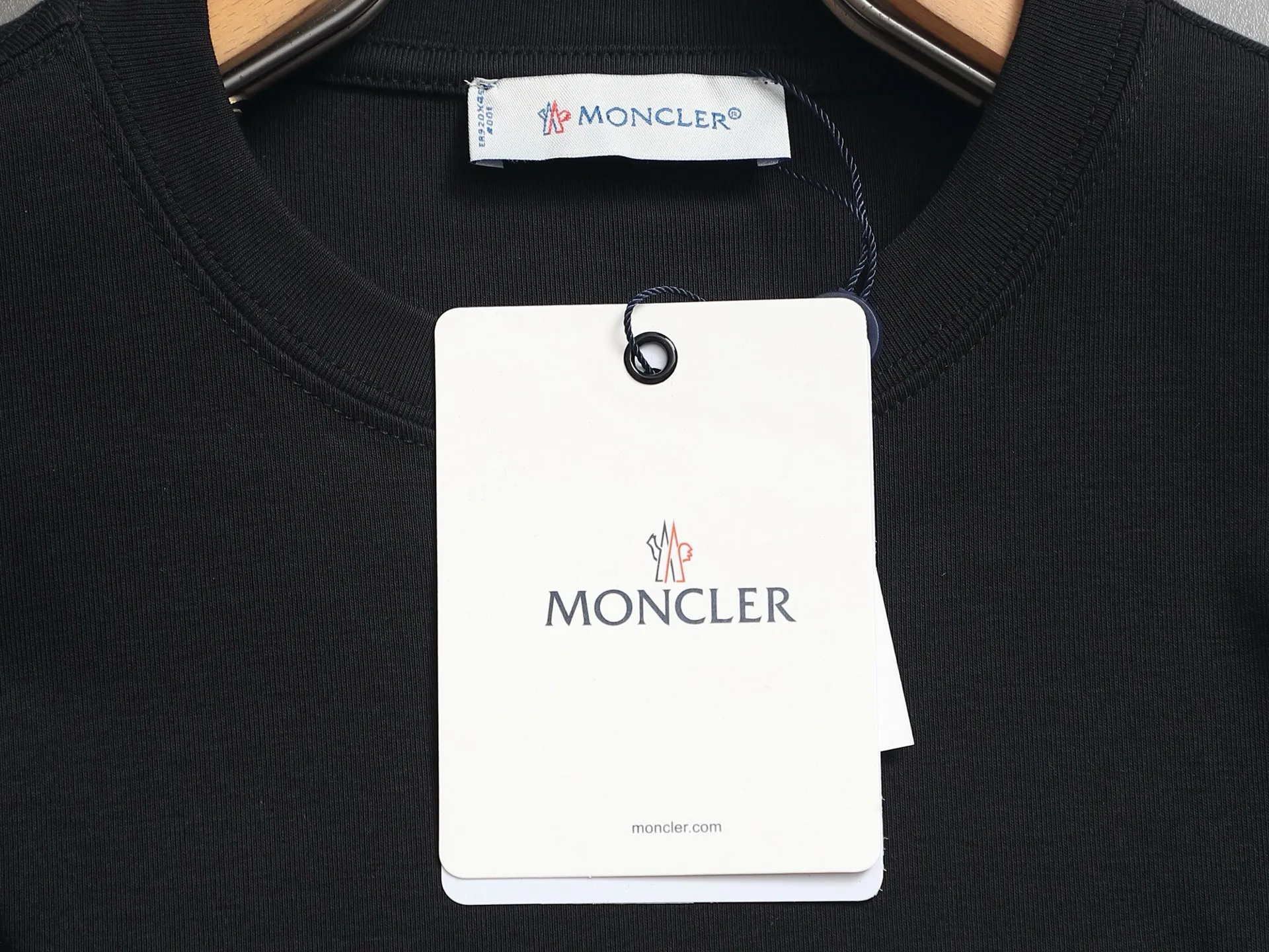 P180 MONCLER Mouth Mouth Minimalist Classic Badge Logo Exquisitely Upgraded, Inspired by the 1980s Retro Original Fabric Official Same Style Bottoming Shirt Customized 340g vat-dyed fabric Very comfortable to the touch Synchronized with spring and summer brick cabinets Fashionable and individual Super versatile and good-looking Suitable for both men and women A must-have for everyone Hang tag Collar label Washed wheat Complete with three labels Color: White Black Green Khaki Size: SMLXL