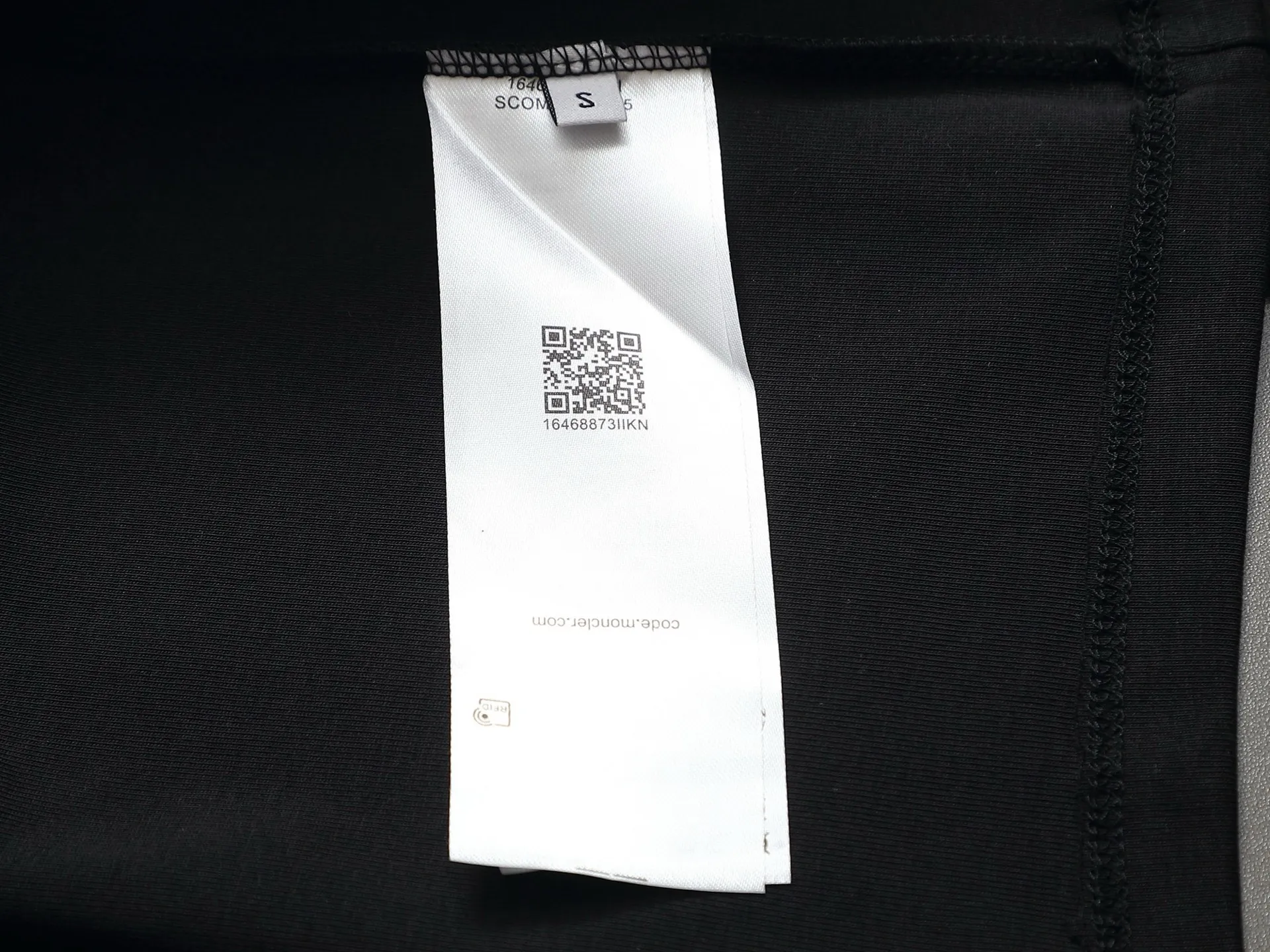 P180 MONCLER Mouth Mouth Minimalist Classic Badge Logo Exquisitely Upgraded, Inspired by the 1980s Retro Original Fabric Official Same Style Bottoming Shirt Customized 340g vat-dyed fabric Very comfortable to the touch Synchronized with spring and summer brick cabinets Fashionable and individual Super versatile and good-looking Suitable for both men and women A must-have for everyone Hang tag Collar label Washed wheat Complete with three labels Color: White Black Green Khaki Size: SMLXL