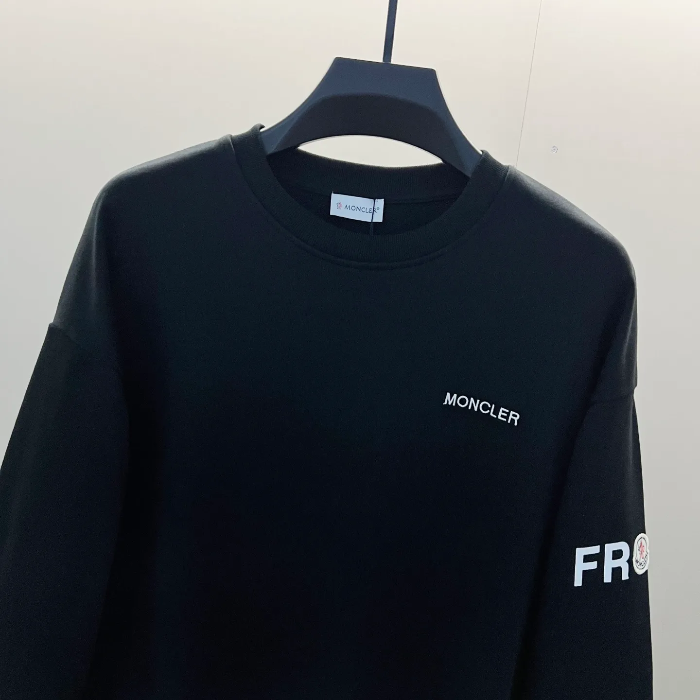 P220 MONCLER/Mask 420g pure cotton round neck sweatshirt, front and back printed letter LOGO logo, arm brand seal craftsmanship, official synchronization, high version, high quality, fashionable personality, versatile trend, pure original quality, original fabric, tag, collar label, washed wheat, complete three standards, color: black, white, gray. Size: XS-L
