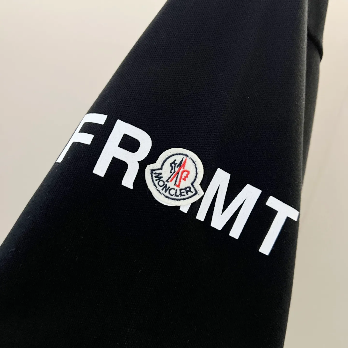 P220 MONCLER/Mask 420g pure cotton round neck sweatshirt, front and back printed letter LOGO logo, arm brand seal craftsmanship, official synchronization, high version, high quality, fashionable personality, versatile trend, pure original quality, original fabric, tag, collar label, washed wheat, complete three standards, color: black, white, gray. Size: XS-L