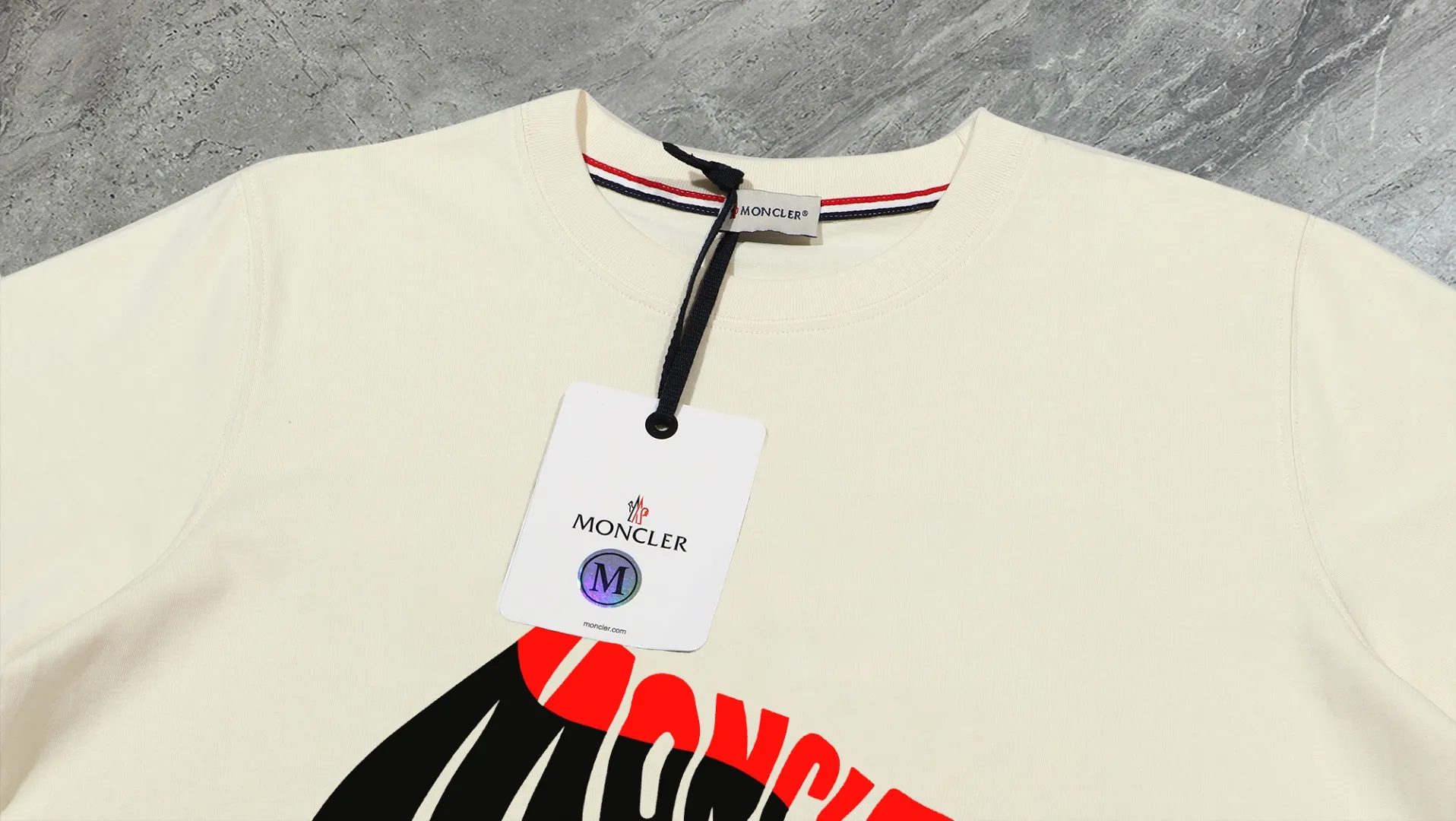 P140 💰Upgraded version "Mobile phone smart sensor ~ NFC chip armband ~ direct access to the official website for anti-counterfeiting" "Moncler ~ Mouth Mouth" 2025 new high-quality round neck short-sleeved T-shirt. The cuffs have imported embroidered labels. Customized dyeing, very comfortable to touch. Super versatile and good-looking short-sleeved. Complete with three labels. Non-market ordinary version. Feel free to compare. Quality is absolutely guaranteed! ‼ First of all, this original fabric is all custom-woven with 32-count double yarn fabric, 250G, and the weight is the same‼ Fine workmanship, double waistcoat method, double waistcoat method, double waistcoat method makes the whole dress more three-dimensional, which is not a craft that ordinary T-shirts can achieve🤪 Size: S-M-L-XL-2XL Color: black, white, apricot, same style for men and women