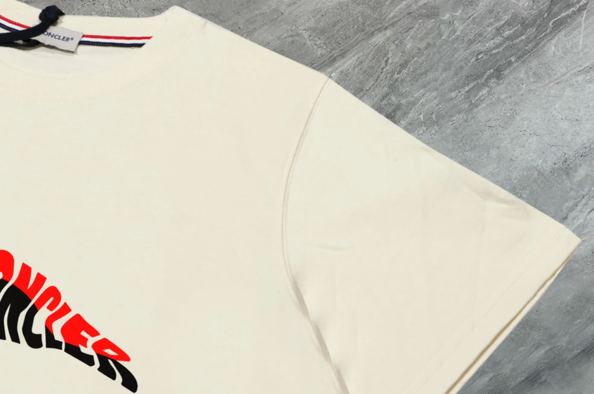 P140 💰Upgraded version "Mobile phone smart sensor ~ NFC chip armband ~ direct access to the official website for anti-counterfeiting" "Moncler ~ Mouth Mouth" 2025 new high-quality round neck short-sleeved T-shirt. The cuffs have imported embroidered labels. Customized dyeing, very comfortable to touch. Super versatile and good-looking short-sleeved. Complete with three labels. Non-market ordinary version. Feel free to compare. Quality is absolutely guaranteed! ‼ First of all, this original fabric is all custom-woven with 32-count double yarn fabric, 250G, and the weight is the same‼ Fine workmanship, double waistcoat method, double waistcoat method, double waistcoat method makes the whole dress more three-dimensional, which is not a craft that ordinary T-shirts can achieve🤪 Size: S-M-L-XL-2XL Color: black, white, apricot, same style for men and women