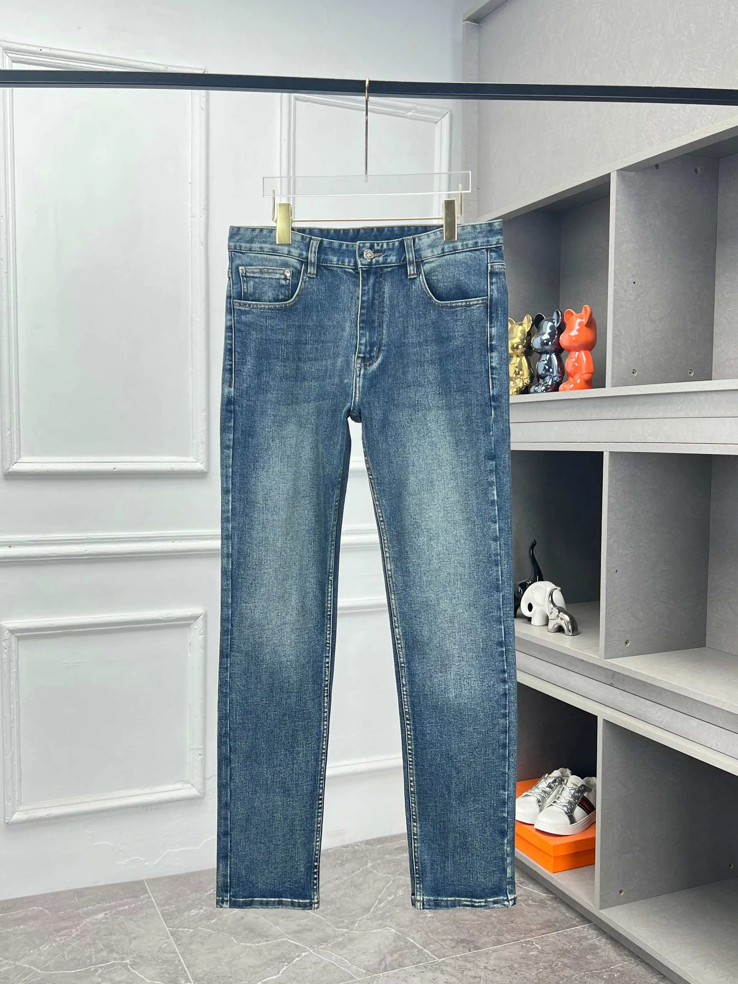 P360 Moncler 🔥🔥🔥The hot new product in autumn and winter, available at counters. The best jeans in physical stores🐂Original 1:1 goods at counters, suitable for all ages. The highest version of European imported fabrics on the market. Comfortable, soft and skin-friendly, the upper body effect is super fashionable and versatile, straight and stylish, a wardrobe must-have! Suitable for any occasion Size: 29-42