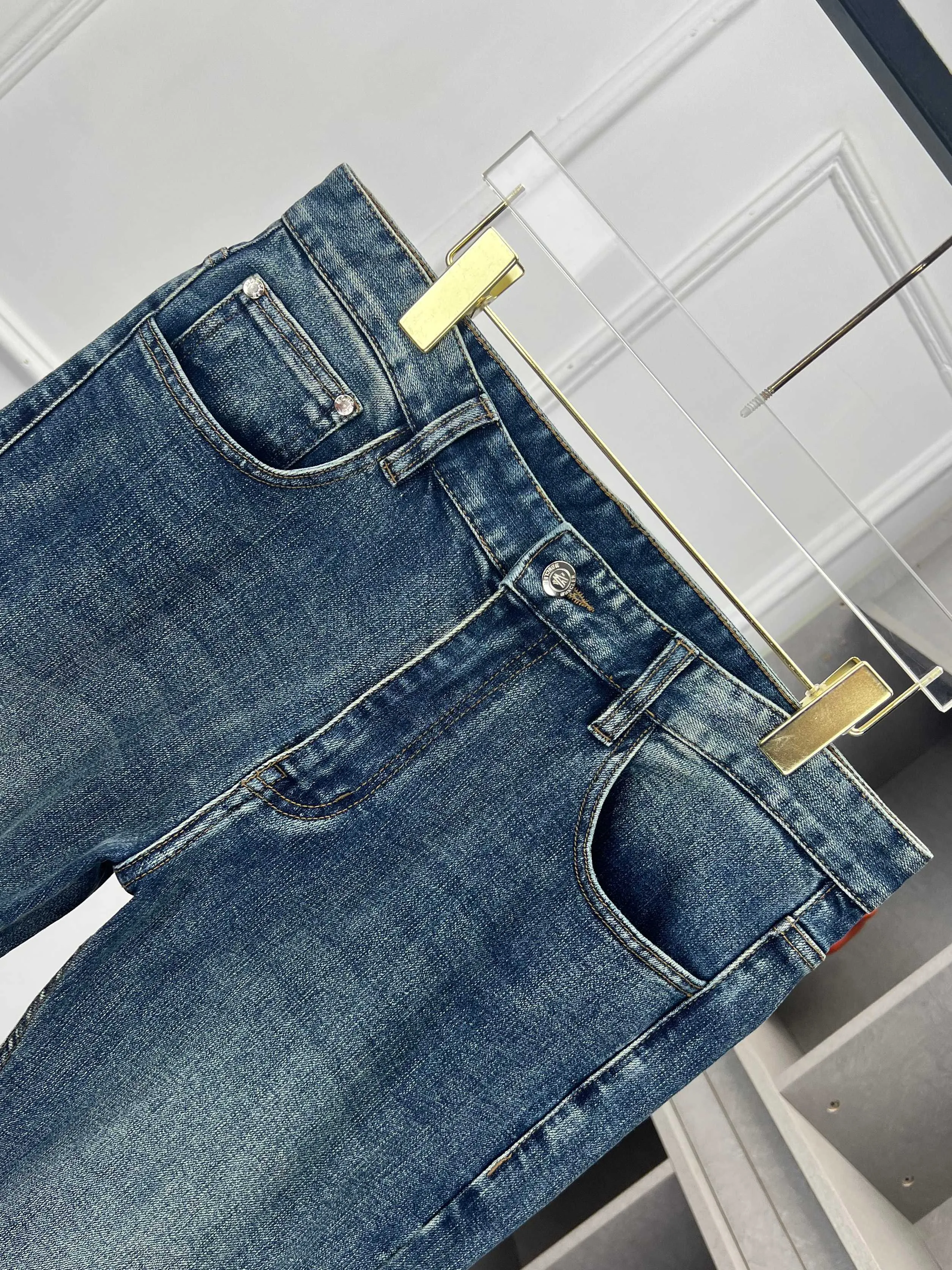 P360 Moncler 🔥🔥🔥The hot new product in autumn and winter, available at counters. The best jeans in physical stores🐂Original 1:1 goods at counters, suitable for all ages. The highest version of European imported fabrics on the market. Comfortable, soft and skin-friendly, the upper body effect is super fashionable and versatile, straight and stylish, a wardrobe must-have! Suitable for any occasion Size: 29-42