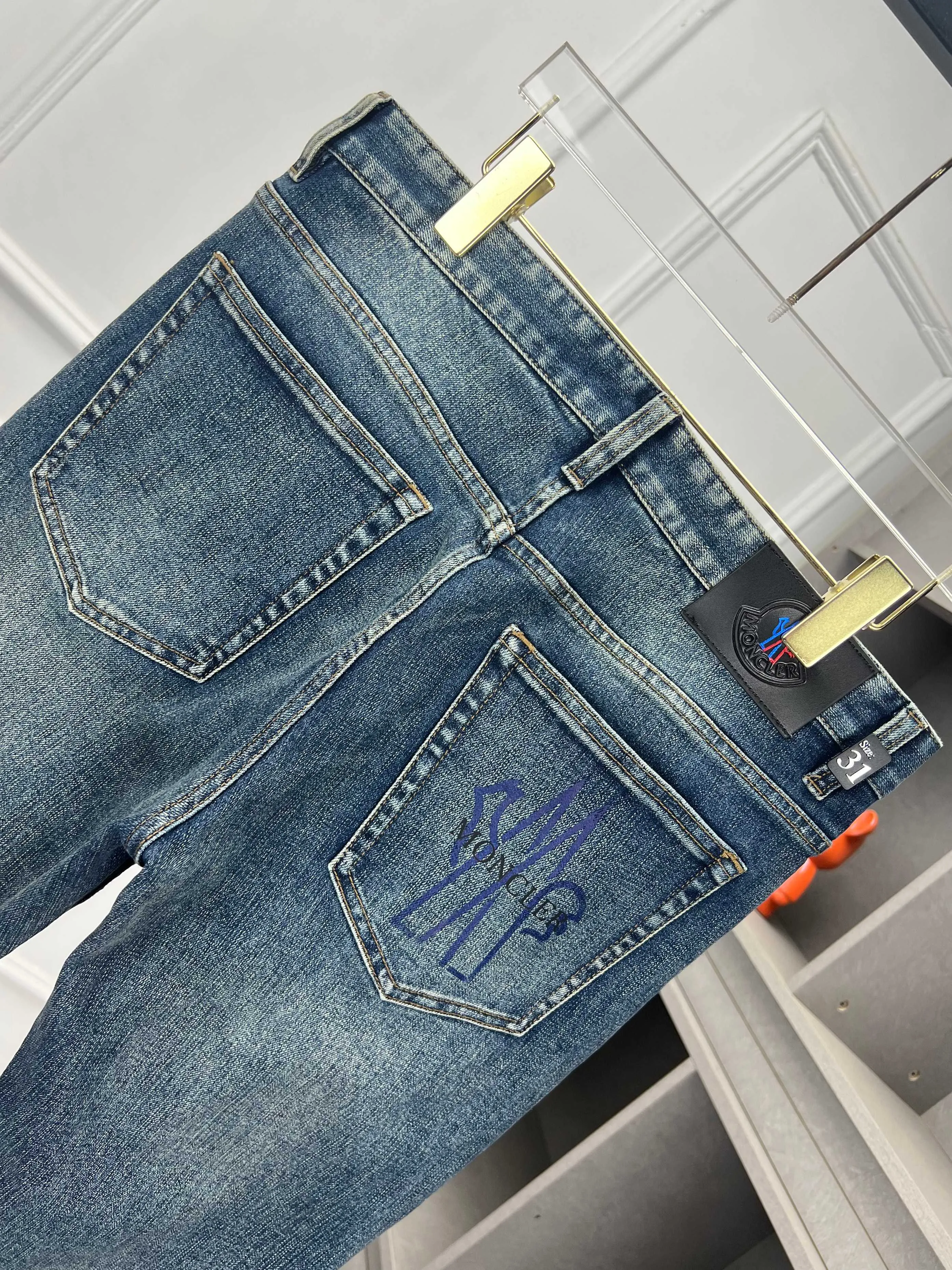 P360 Moncler 🔥🔥🔥The hot new product in autumn and winter, available at counters. The best jeans in physical stores🐂Original 1:1 goods at counters, suitable for all ages. The highest version of European imported fabrics on the market. Comfortable, soft and skin-friendly, the upper body effect is super fashionable and versatile, straight and stylish, a wardrobe must-have! Suitable for any occasion Size: 29-42
