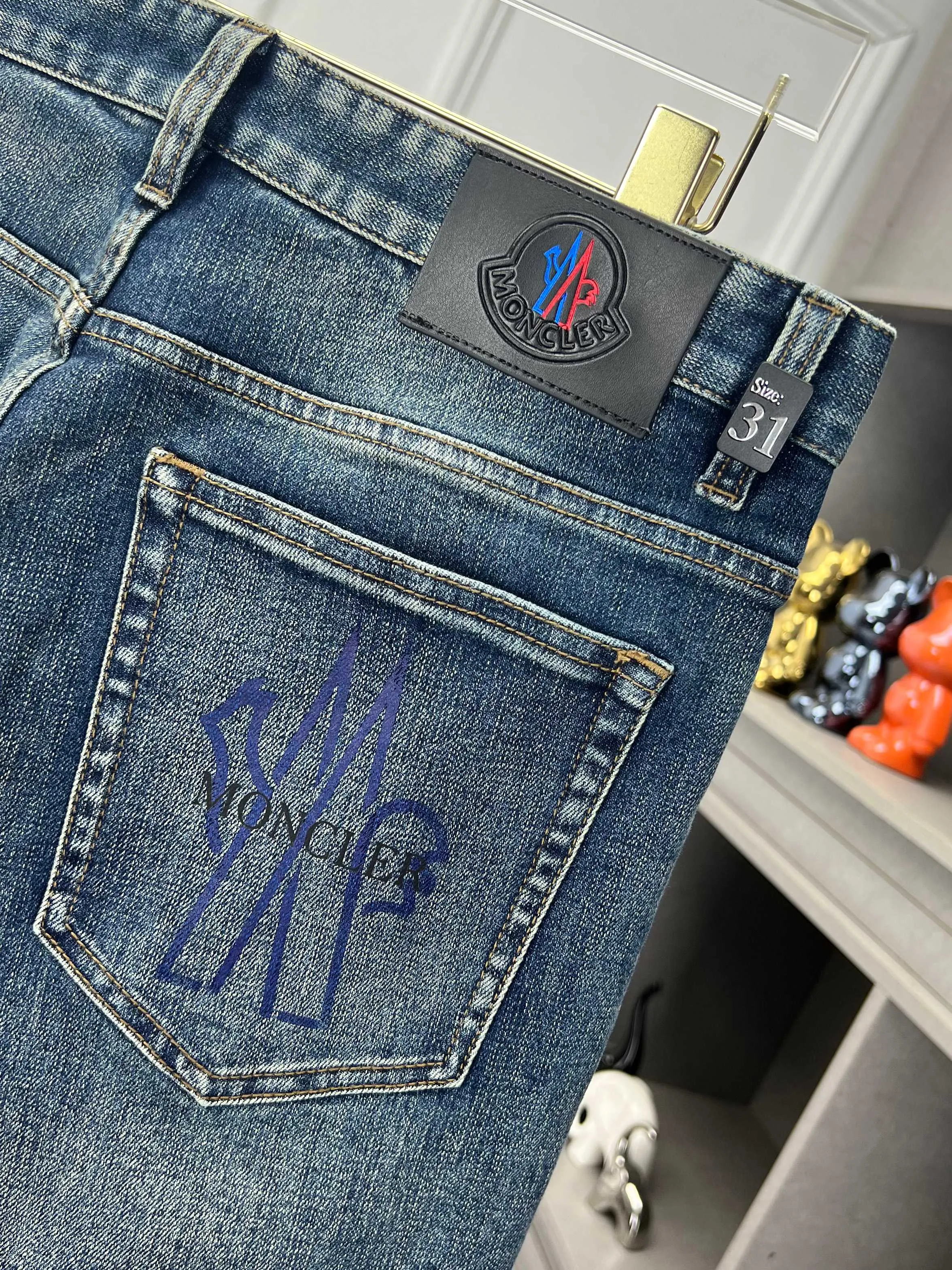 P360 Moncler 🔥🔥🔥The hot new product in autumn and winter, available at counters. The best jeans in physical stores🐂Original 1:1 goods at counters, suitable for all ages. The highest version of European imported fabrics on the market. Comfortable, soft and skin-friendly, the upper body effect is super fashionable and versatile, straight and stylish, a wardrobe must-have! Suitable for any occasion Size: 29-42