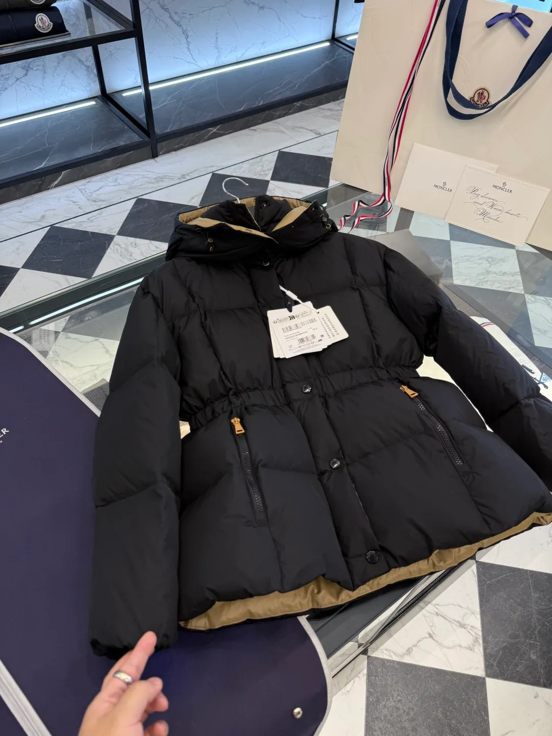Moncler Agneux (waisted black gold) women's square quilted hooded short down jacket. More details in real photos. P860