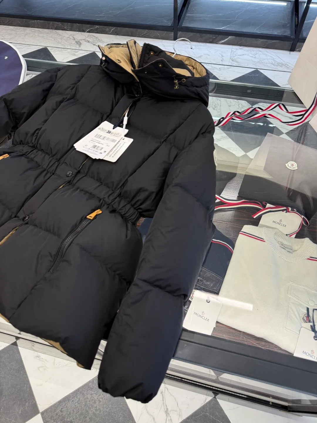 Moncler Agneux (waisted black gold) women's square quilted hooded short down jacket. More details in real photos. P860