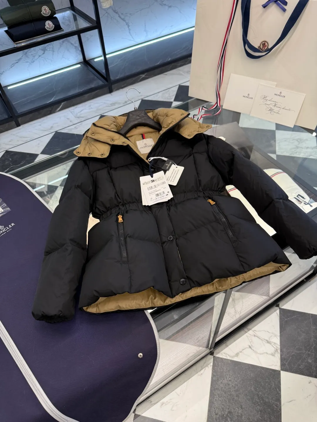 Moncler Agneux (waisted black gold) women's square quilted hooded short down jacket. More details in real photos. P860