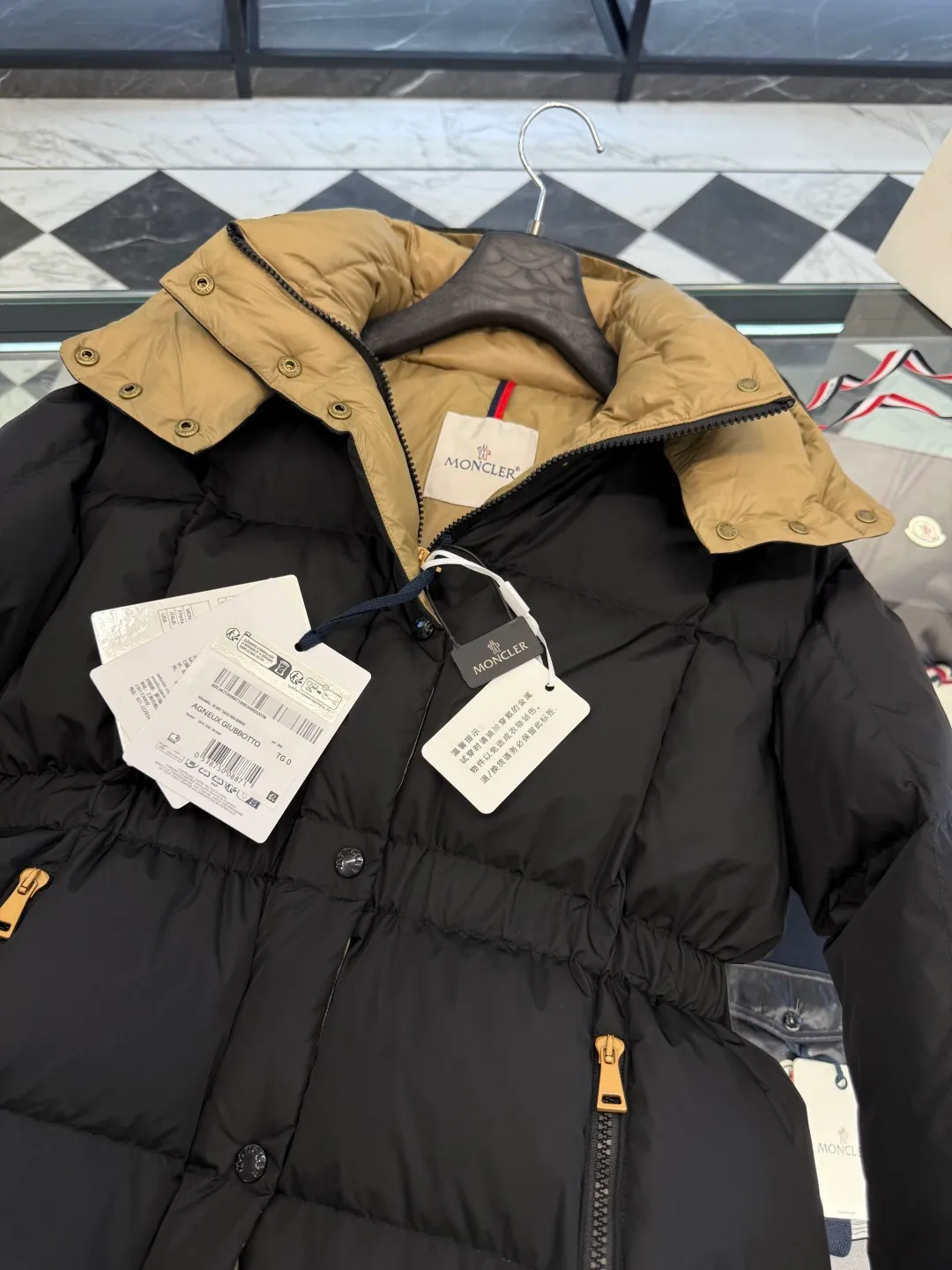 Moncler Agneux (waisted black gold) women's square quilted hooded short down jacket. More details in real photos. P860