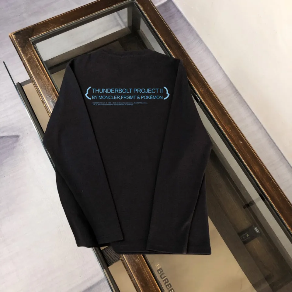 P180, a non-off-the-shelf model, you can trust it. Moncler printed long-sleeved T-shirt, 240g breathable cotton fabric, very soft and comfortable texture, does not shrink, does not deform, does not ball), can be worn alone as a base layer. Original customized accessories, collar label, care mark, hangtag, packaging (perfect details) Color: White Black Size: XS S M L