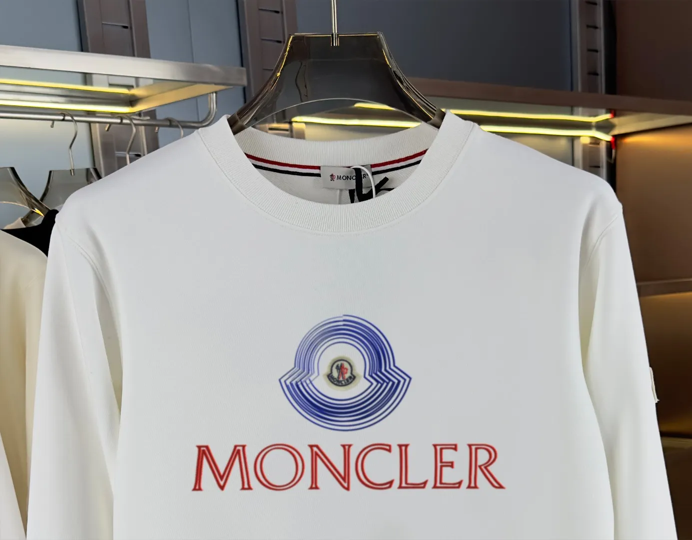 P210 High-version sweatshirt) [Long-term stock] 〖𝐌𝐎𝐍𝐂𝐋𝐄𝐑~Mask〗 Made of 440g heavy-weight fabric. It is different from the market currency. It can be matched with any variety and is properly handsome. 😎The whole dress is made of double waistcoats. The double waistcoats make the whole dress more three-dimensional. Not ordinary factories can do such fine work. 2025 Spring runway version of the T stage, on sale at the counter, round neck terry sweatshirt, high-end double-strand pure cotton, custom-made stretch ribs, dyed in the same vat, complete with three standards, matched with exquisite embroidered LOGO on the chest, simple and advanced, same style for men and women. Color: black, apricot, white, size: S M L XL 2XL