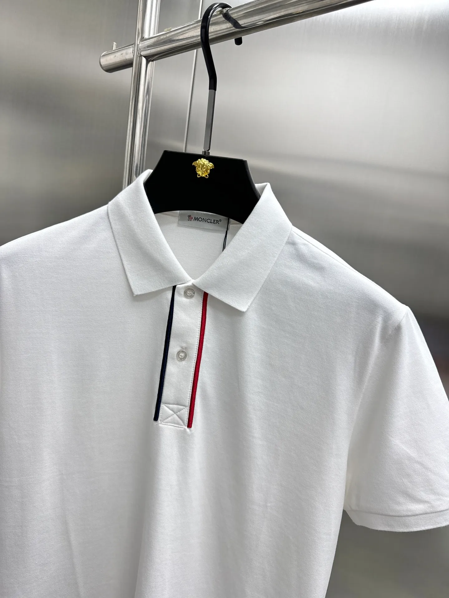 P250 moncler🌟New spring and summer men's short-sleeved Polo shirt, the brand's latest design elements! It’s neither monotonous nor complicated, just the right amount to show off your taste! Customer-supplied top-quality customized pique cotton fabrics! Comfortable, sweat-absorbent and breathable are not a problem at all. The unique luxury feel of the fabric presents a simple and elegant temperament! Letter logo embroidery design on the chest! Full three-dimensional! Standard cutting design! Every detail is in sync with high-end fashion. 🐒🐒Size: M-3XL