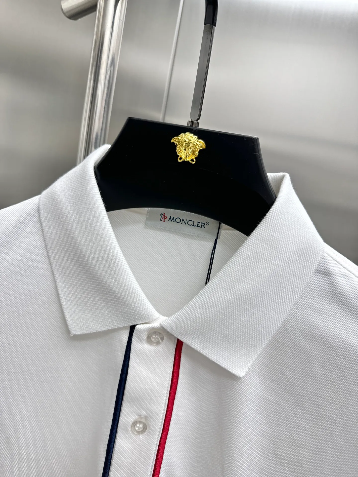 P250 moncler🌟New spring and summer men's short-sleeved Polo shirt, the brand's latest design elements! It’s neither monotonous nor complicated, just the right amount to show off your taste! Customer-supplied top-quality customized pique cotton fabrics! Comfortable, sweat-absorbent and breathable are not a problem at all. The unique luxury feel of the fabric presents a simple and elegant temperament! Letter logo embroidery design on the chest! Full three-dimensional! Standard cutting design! Every detail is in sync with high-end fashion. 🐒🐒Size: M-3XL
