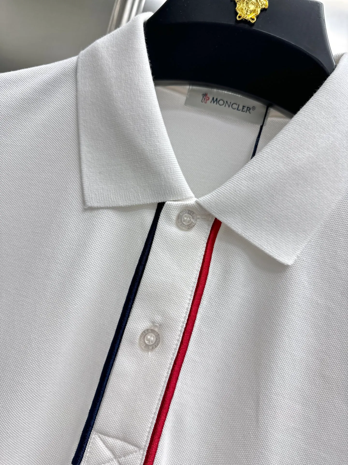 P250 moncler🌟New spring and summer men's short-sleeved Polo shirt, the brand's latest design elements! It’s neither monotonous nor complicated, just the right amount to show off your taste! Customer-supplied top-quality customized pique cotton fabrics! Comfortable, sweat-absorbent and breathable are not a problem at all. The unique luxury feel of the fabric presents a simple and elegant temperament! Letter logo embroidery design on the chest! Full three-dimensional! Standard cutting design! Every detail is in sync with high-end fashion. 🐒🐒Size: M-3XL