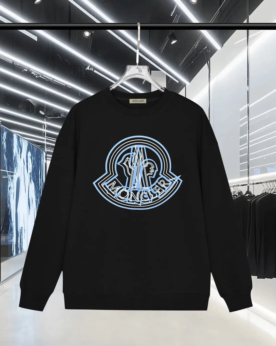 P220 (Next day shipping) MONCLER/Mousse 2025Fw new autumn and winter 400g pullover round neck long-sleeved sweatshirt Ghosted offset letter logo Embossed technology Same style for men and women Brand classic Pure cotton fabric Official synchronization High version High quality Fashion personality Versatile trend Pure original quality Original fabric Hang tag Collar label Washed wheat Three labels complete Color: Black. White. Size: S-XL