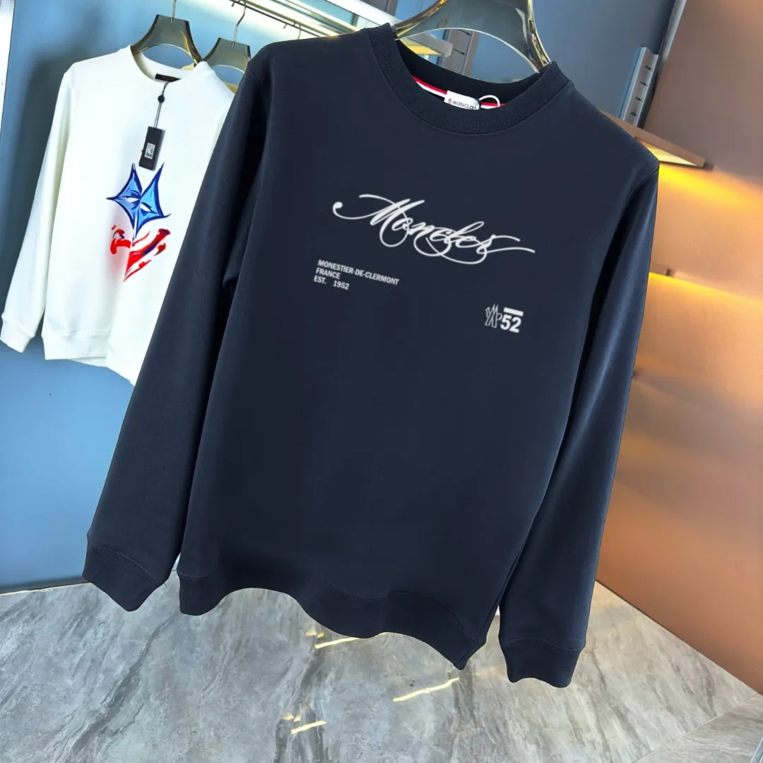P210 high version sweatshirt) 📦With exclusive packaging📦 [Long-term ready stock] Upgraded version "Mobile phone smart sensor ~ NFC chip armband ~ Directly to the official website for anti-counterfeiting" 〖 𝐌𝐎𝐍𝐂𝐋𝐄𝐑 ~ Mouth covering〗 2025 new high quality, using 450 grams of heavyweight fabric Different from the market currency, you can mix and match everything at will and you will be handsome😎The whole clothes is made of double waistcoats. The double waistcoats make the whole dress more three-dimensional. It is not an ordinary factory that can do such fine work. 2025 autumn and winter new style, on sale at the counter, exquisite printed round neck terry sweatshirt. High-end double-ply cotton. Customized stretch ribs are dyed in the same vat. Three standards are complete. It is matched with digital printing patterns and is very breathable. Same style for men and women. Color: black, white, apricot. Size: S M L XL 2XL