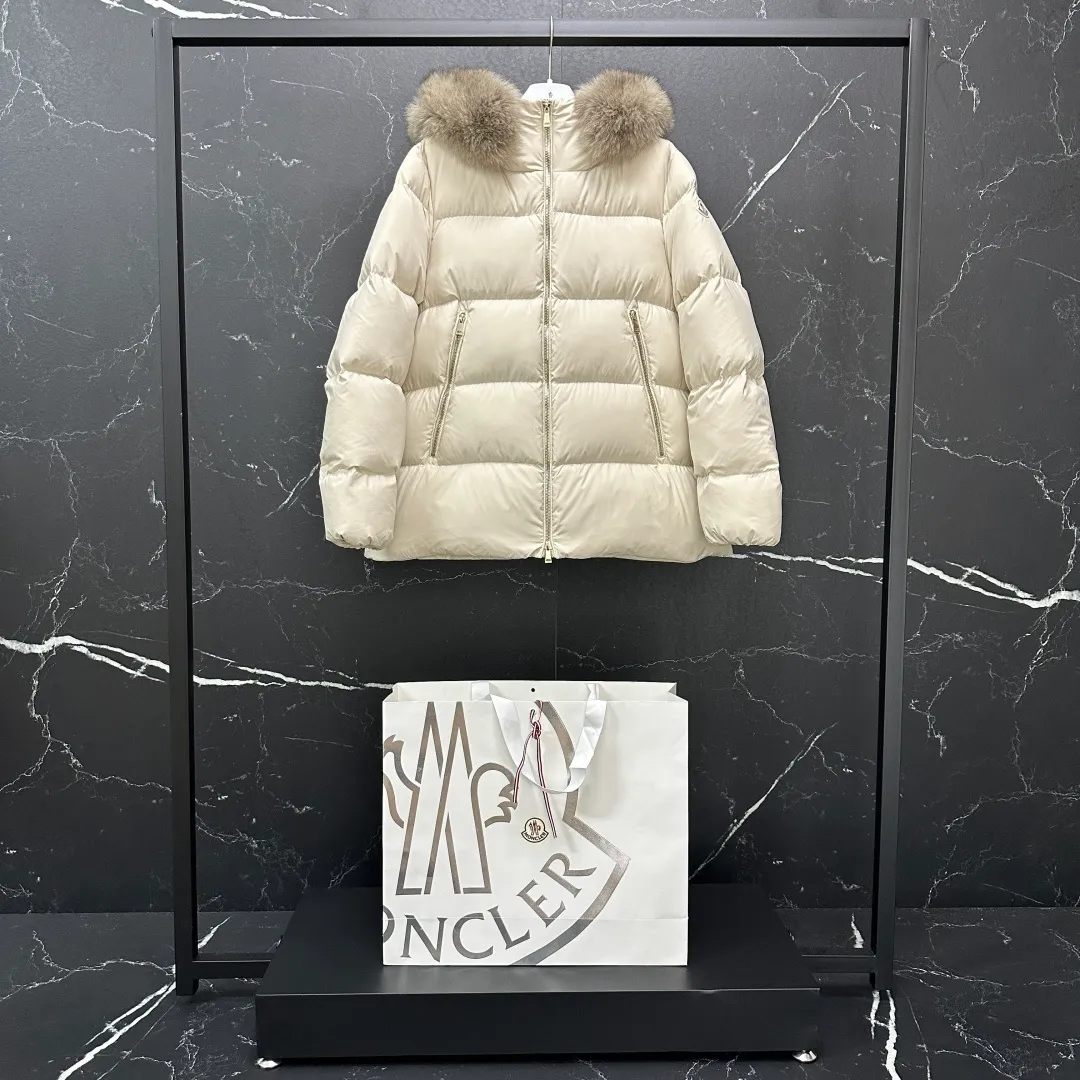 P960 𝐌𝐎𝐍𝐂𝐋𝐄𝐑｜Moncler Laichefur women's hooded short A-line mc09#/mid-length down jacket Product color: black, milk white Size: 1, 2, 3, 4 Style code: K20931A0023854AQE051 Description: Classic and elegant, the Laichefur women's short down jacket features a hood with removable trim.  Product Details The Laichefur Down Jacket is designed to be both feminine and practical for all-day wear. Features a hood in brushed polyester with an elegant matte finish. The hood has removable trim to provide warmth and protection in different environments.  Details •Made from brushed polyester •Longue saison lining •Down filling •Hood with removable trim •Zip closure •Zip pockets