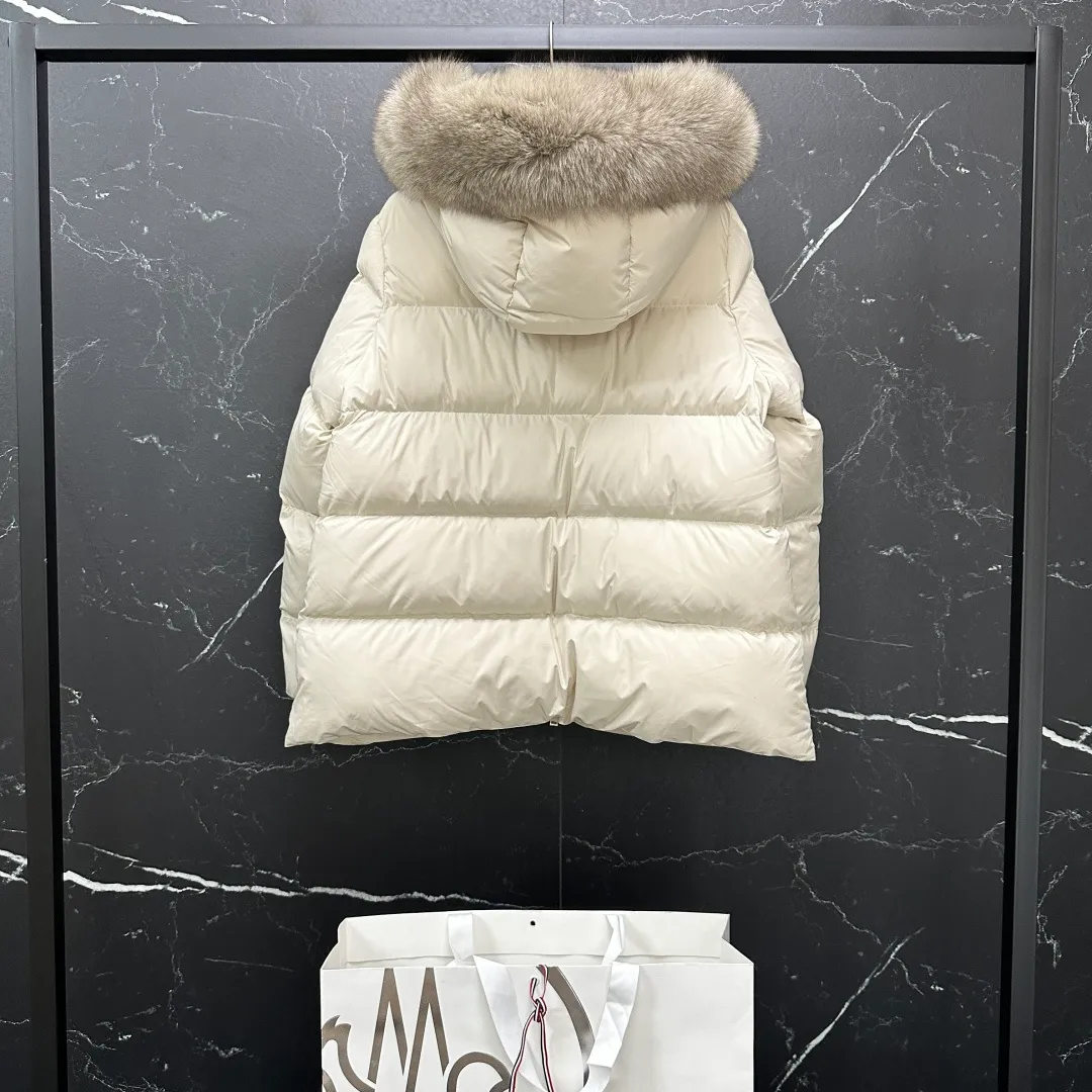 P960 𝐌𝐎𝐍𝐂𝐋𝐄𝐑｜Moncler Laichefur women's hooded short A-line mc09#/mid-length down jacket Product color: black, milk white Size: 1, 2, 3, 4 Style code: K20931A0023854AQE051 Description: Classic and elegant, the Laichefur women's short down jacket features a hood with removable trim.  Product Details The Laichefur Down Jacket is designed to be both feminine and practical for all-day wear. Features a hood in brushed polyester with an elegant matte finish. The hood has removable trim to provide warmth and protection in different environments.  Details •Made from brushed polyester •Longue saison lining •Down filling •Hood with removable trim •Zip closure •Zip pockets