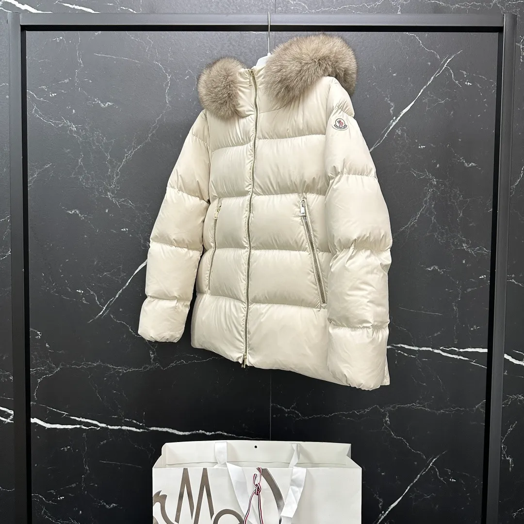 P960 𝐌𝐎𝐍𝐂𝐋𝐄𝐑｜Moncler Laichefur women's hooded short A-line mc09#/mid-length down jacket Product color: black, milk white Size: 1, 2, 3, 4 Style code: K20931A0023854AQE051 Description: Classic and elegant, the Laichefur women's short down jacket features a hood with removable trim.  Product Details The Laichefur Down Jacket is designed to be both feminine and practical for all-day wear. Features a hood in brushed polyester with an elegant matte finish. The hood has removable trim to provide warmth and protection in different environments.  Details •Made from brushed polyester •Longue saison lining •Down filling •Hood with removable trim •Zip closure •Zip pockets
