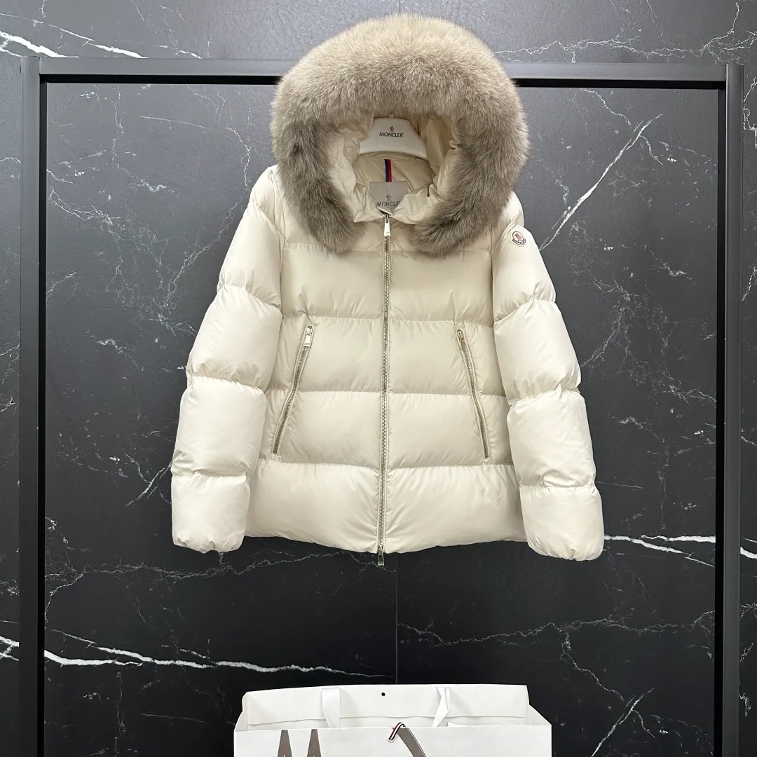P960 𝐌𝐎𝐍𝐂𝐋𝐄𝐑｜Moncler Laichefur women's hooded short A-line mc09#/mid-length down jacket Product color: black, milk white Size: 1, 2, 3, 4 Style code: K20931A0023854AQE051 Description: Classic and elegant, the Laichefur women's short down jacket features a hood with removable trim.  Product Details The Laichefur Down Jacket is designed to be both feminine and practical for all-day wear. Features a hood in brushed polyester with an elegant matte finish. The hood has removable trim to provide warmth and protection in different environments.  Details •Made from brushed polyester •Longue saison lining •Down filling •Hood with removable trim •Zip closure •Zip pockets
