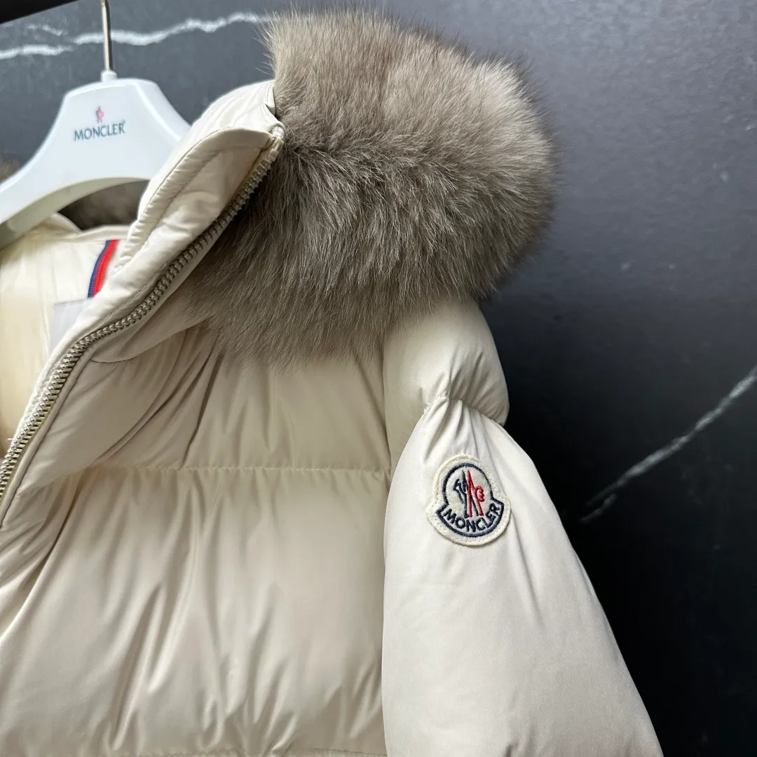 P960 𝐌𝐎𝐍𝐂𝐋𝐄𝐑｜Moncler Laichefur women's hooded short A-line mc09#/mid-length down jacket Product color: black, milk white Size: 1, 2, 3, 4 Style code: K20931A0023854AQE051 Description: Classic and elegant, the Laichefur women's short down jacket features a hood with removable trim.  Product Details The Laichefur Down Jacket is designed to be both feminine and practical for all-day wear. Features a hood in brushed polyester with an elegant matte finish. The hood has removable trim to provide warmth and protection in different environments.  Details •Made from brushed polyester •Longue saison lining •Down filling •Hood with removable trim •Zip closure •Zip pockets